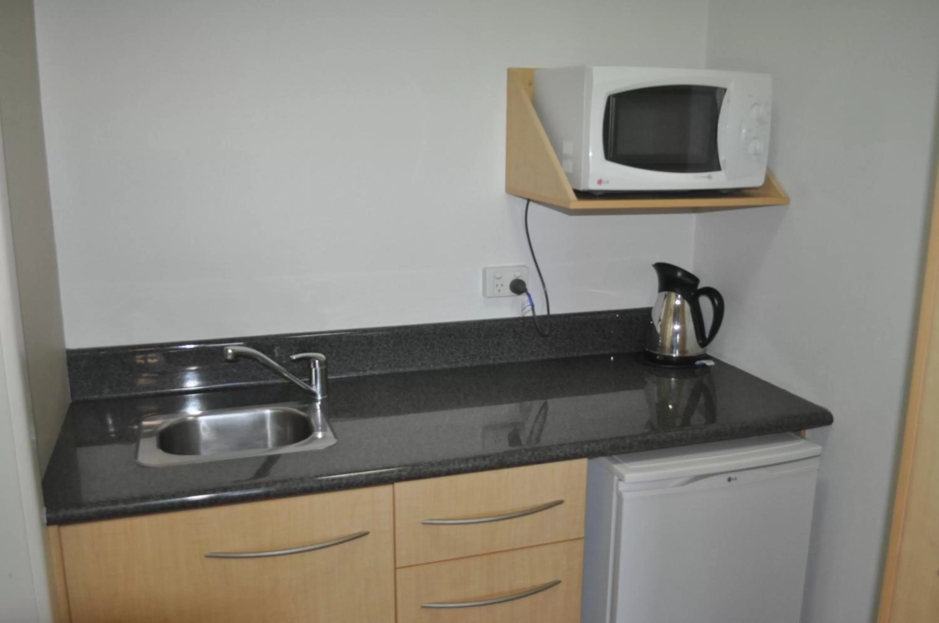 Kitchen or kitchenette in In Town Motor Inn