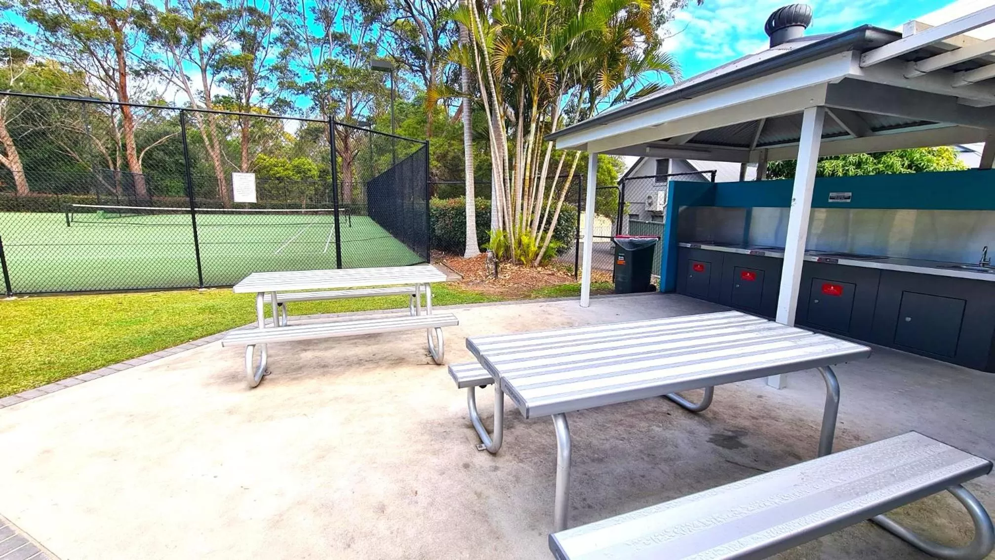 BBQ facilities in Stay At Raffertys Resort
