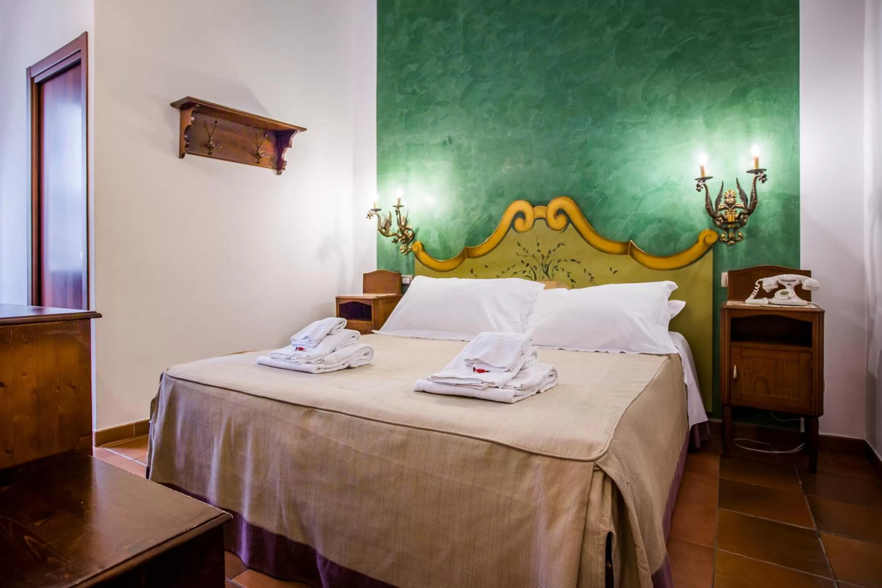 Spring, Bed in Palazzo Giunta - Porta Marina Ortigia