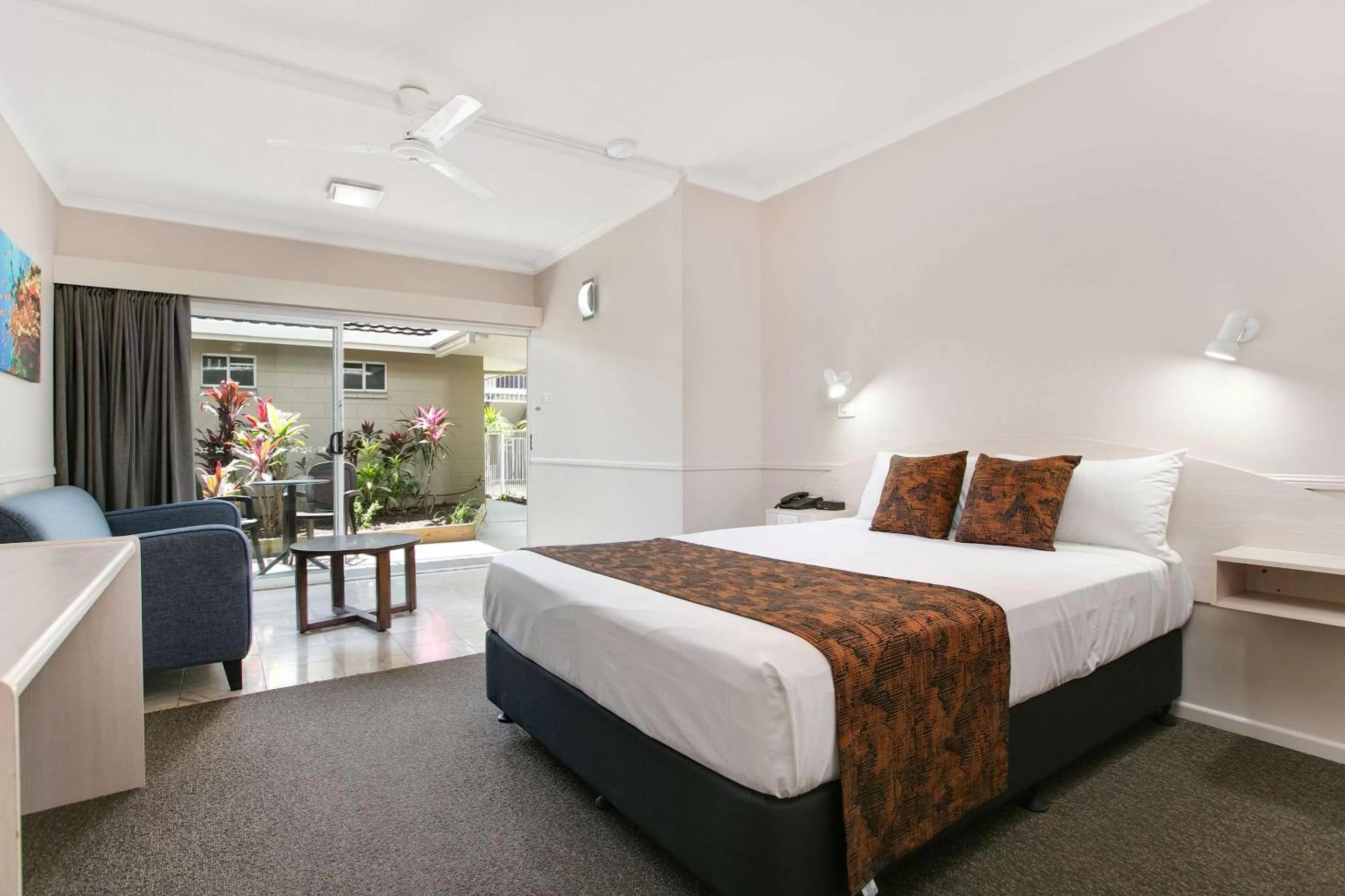 Photo of the whole room, Bed in Comfort Inn Cairns City
