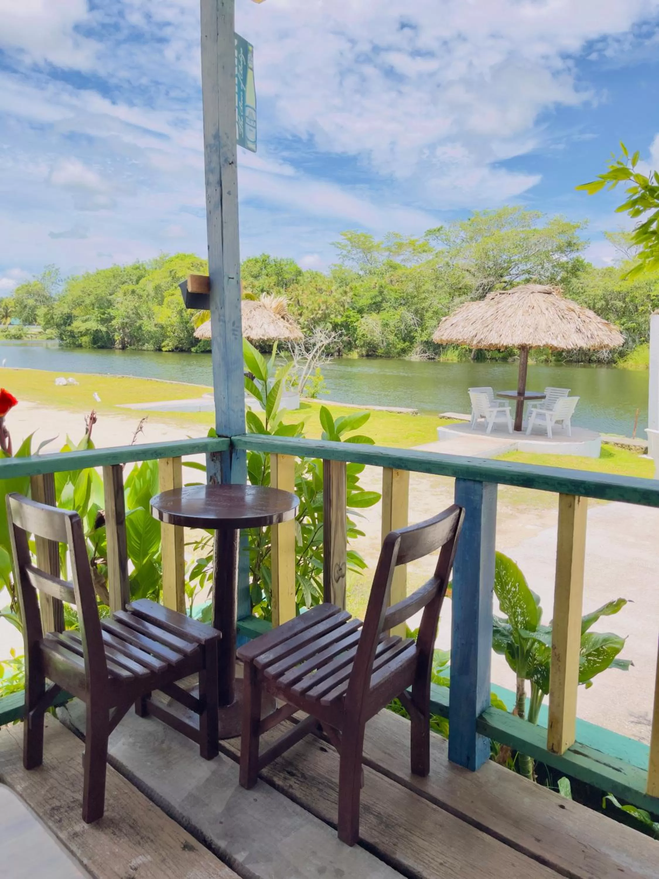 Restaurant/places to eat, Balcony/Terrace in Lamanai Riverside Retreat