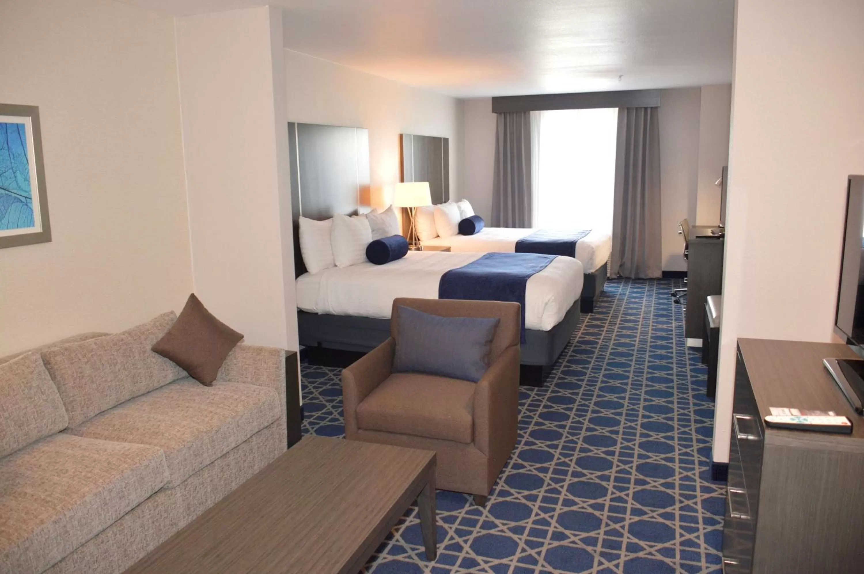 Photo of the whole room, Bed in Best Western Plus Longview – University Hotel