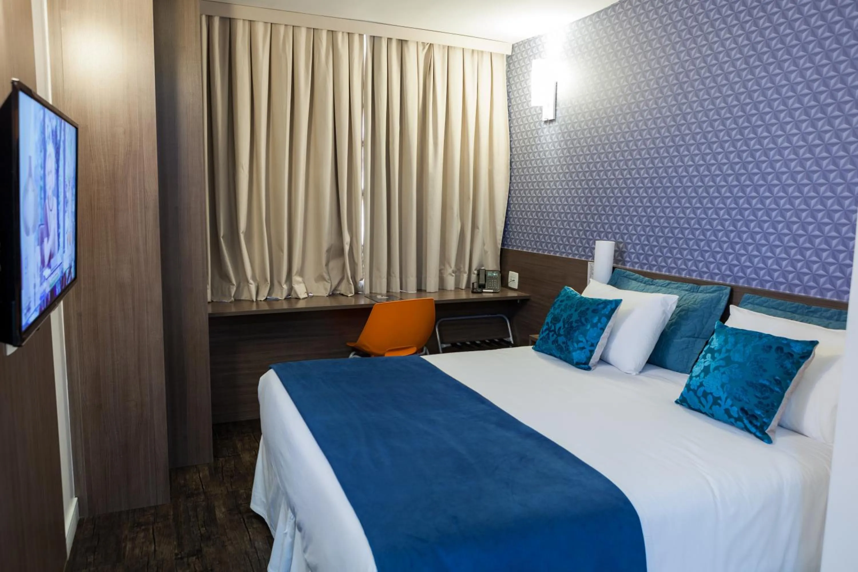 Bed in San Diego Express Barro Preto