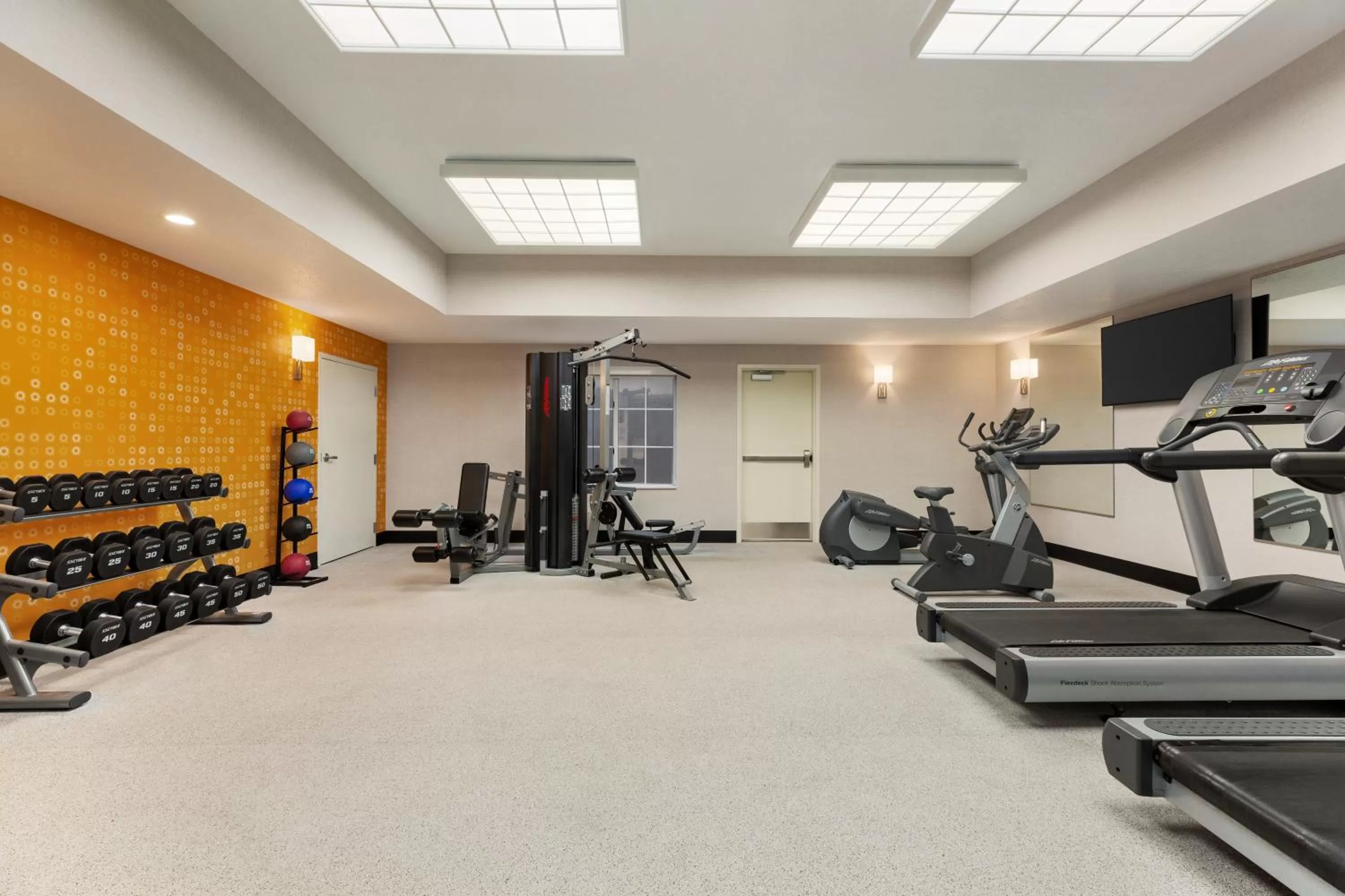 Fitness centre/facilities in La Quinta Inn and Suites by Wyndham at WaTiki Waterpark