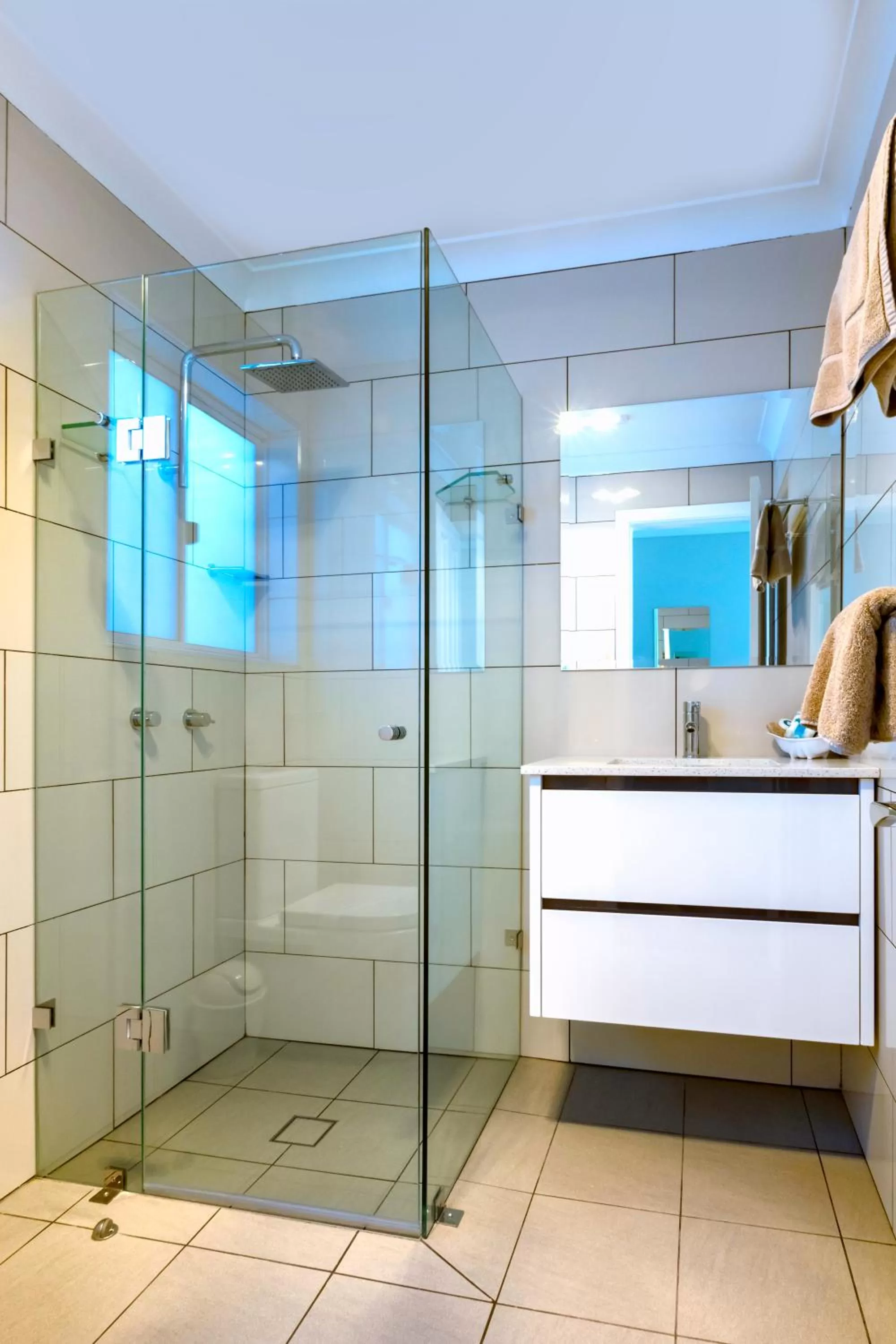 Bathroom in Oasis Motel