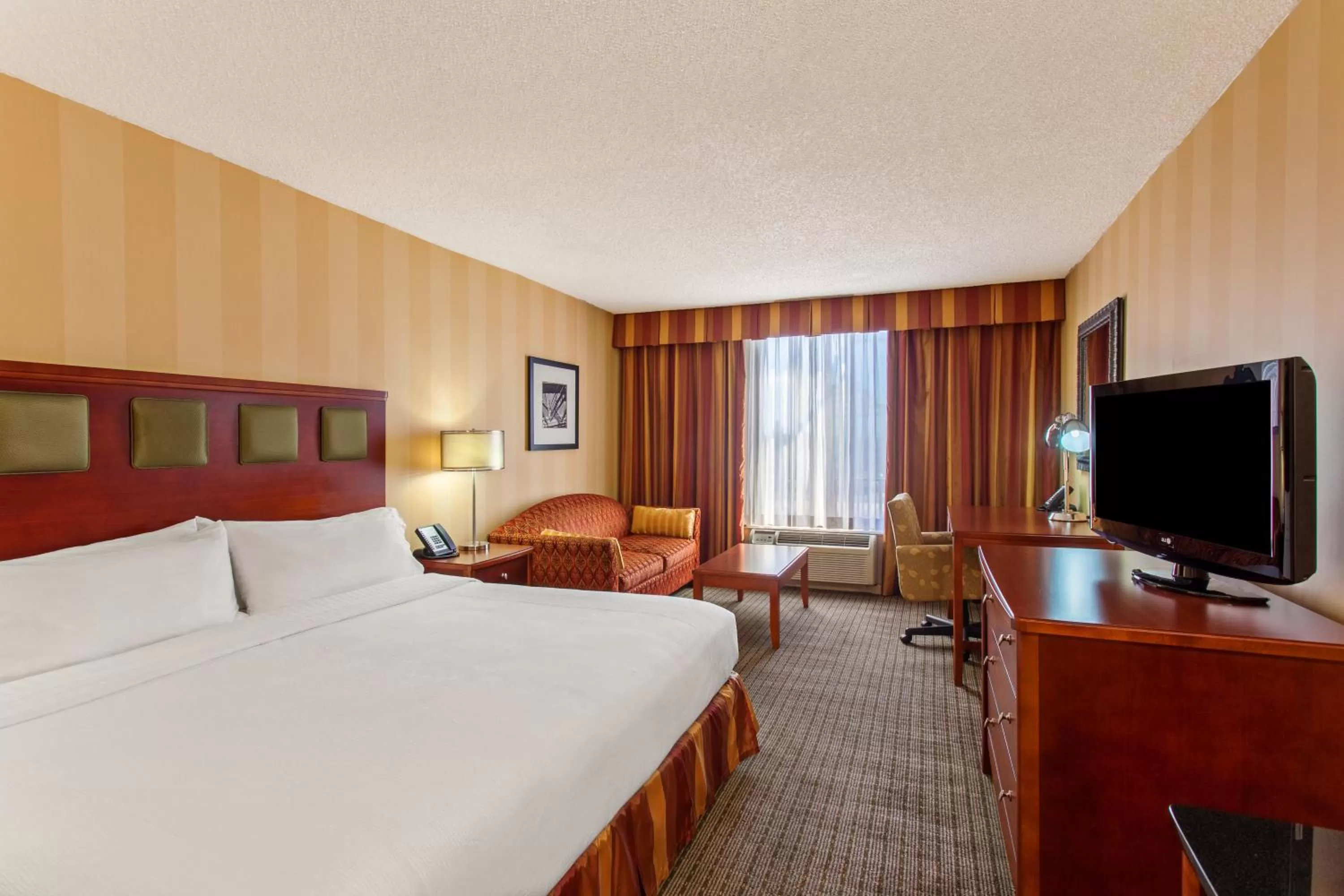 Photo of the whole room, Bed in Holiday Inn Sacramento Downtown-Arena by IHG