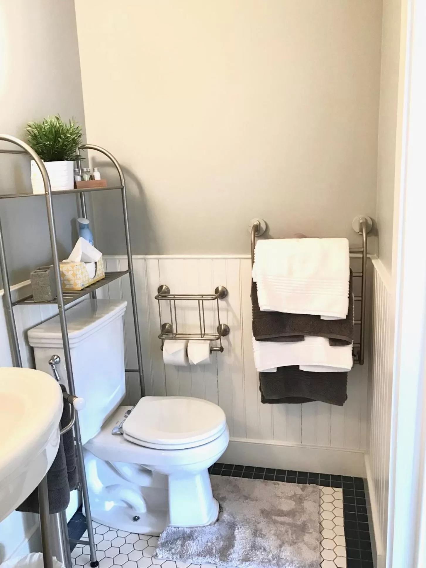 Toilet in Hummingbird Inn