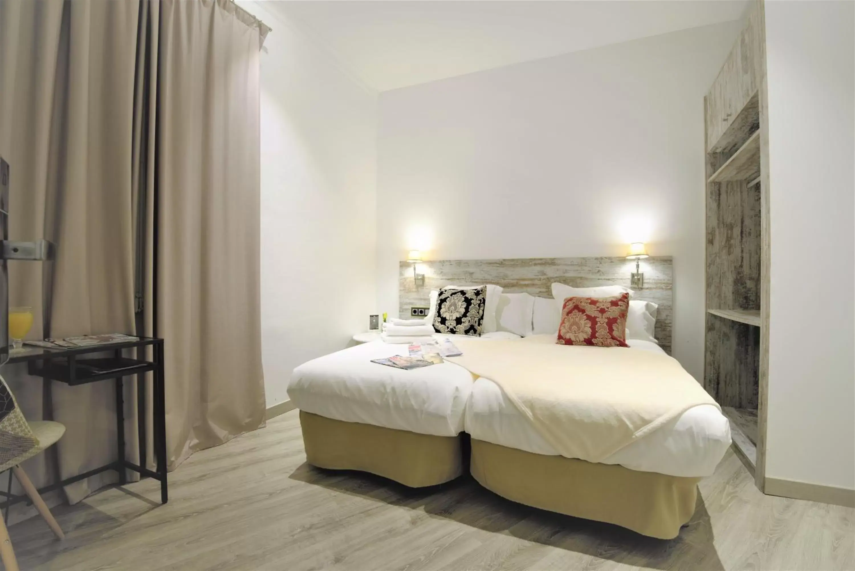 Classic Twin Room in DreamKeys Barcelona City Classic Twin Room in DreamKeys Barcelona City