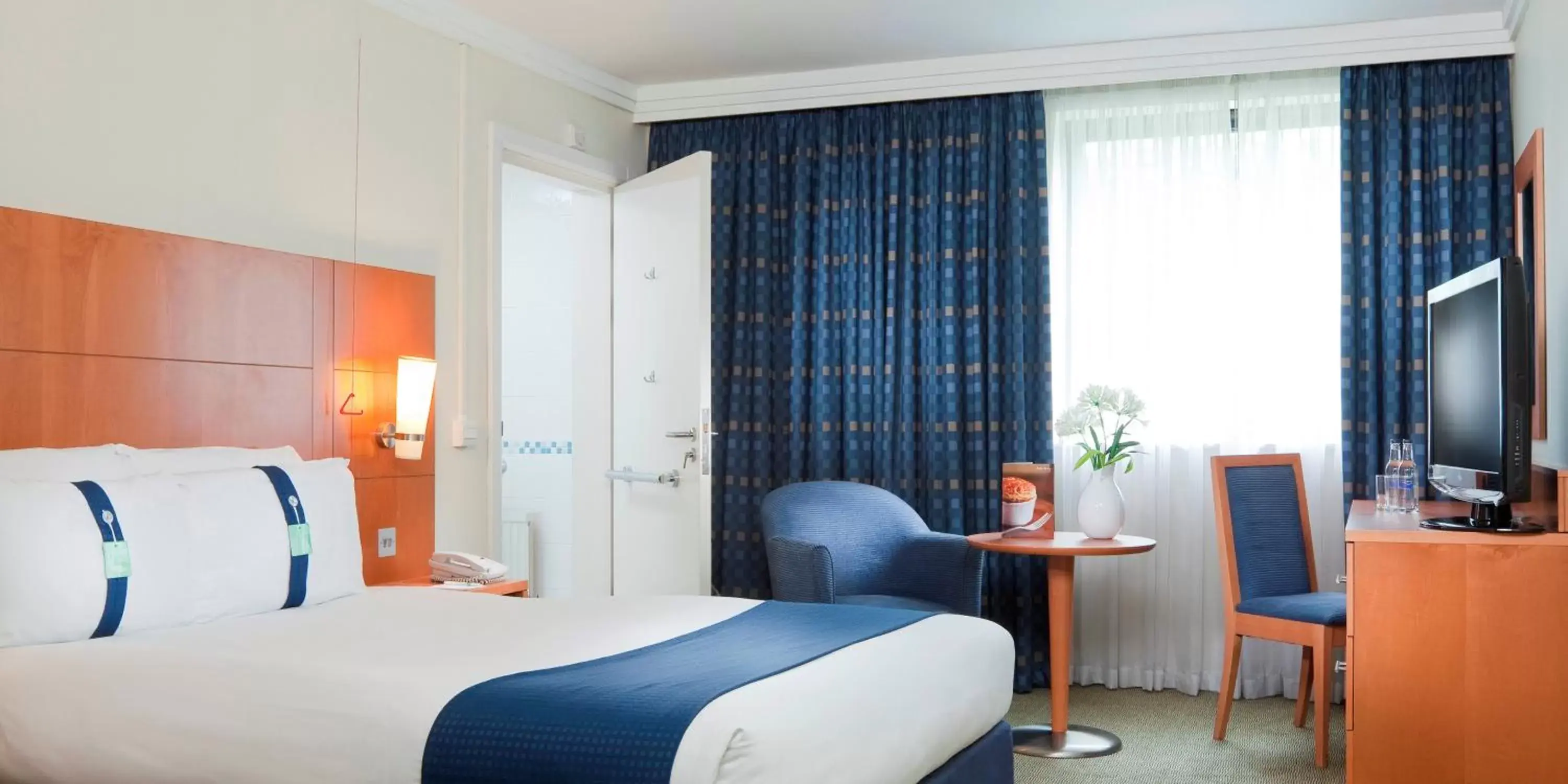 Standard Room in Holiday Inn Guildford by IHG Standard Room in Holiday Inn Guildford by IHG