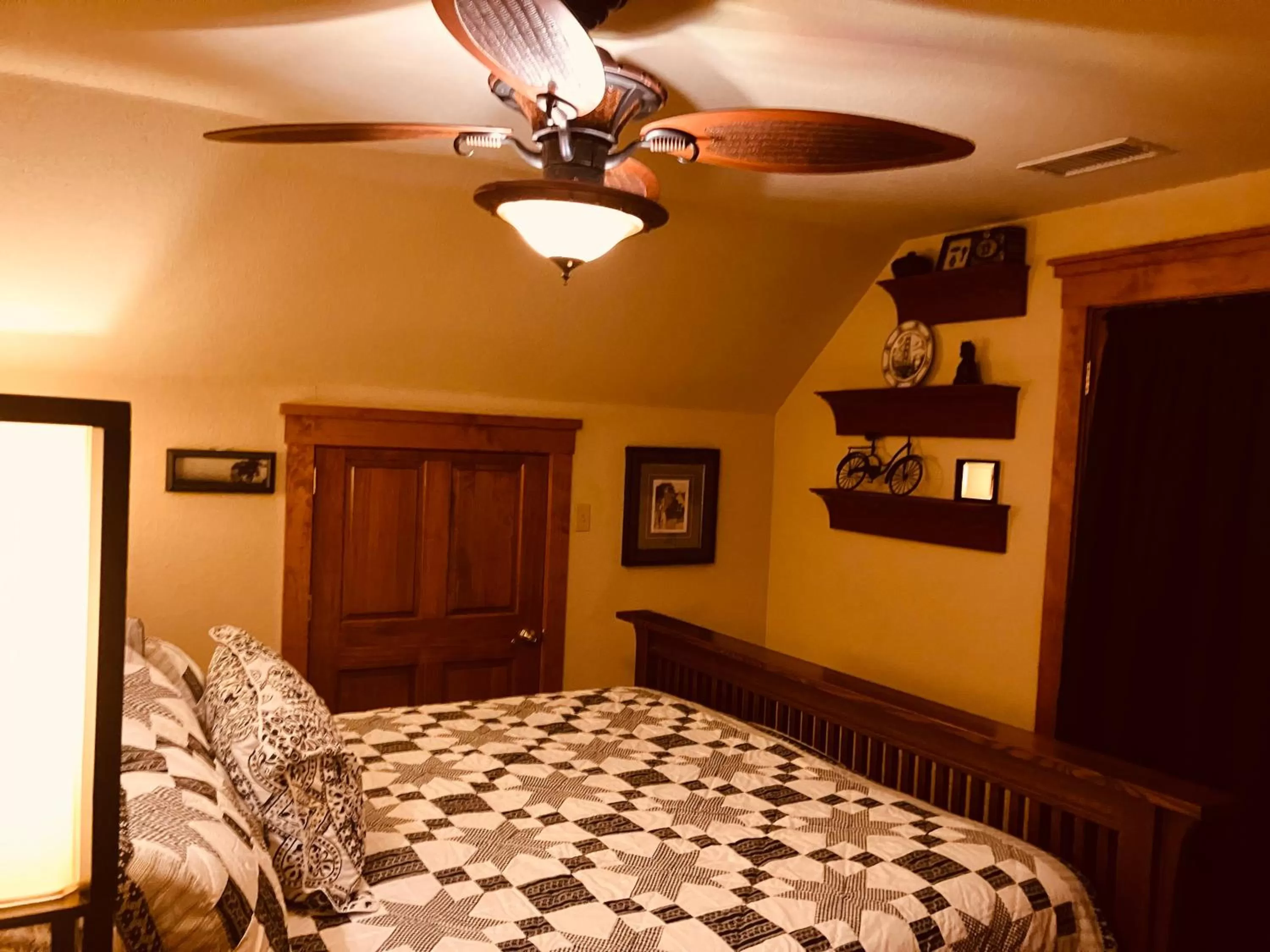 Bed in All Seasons Inn