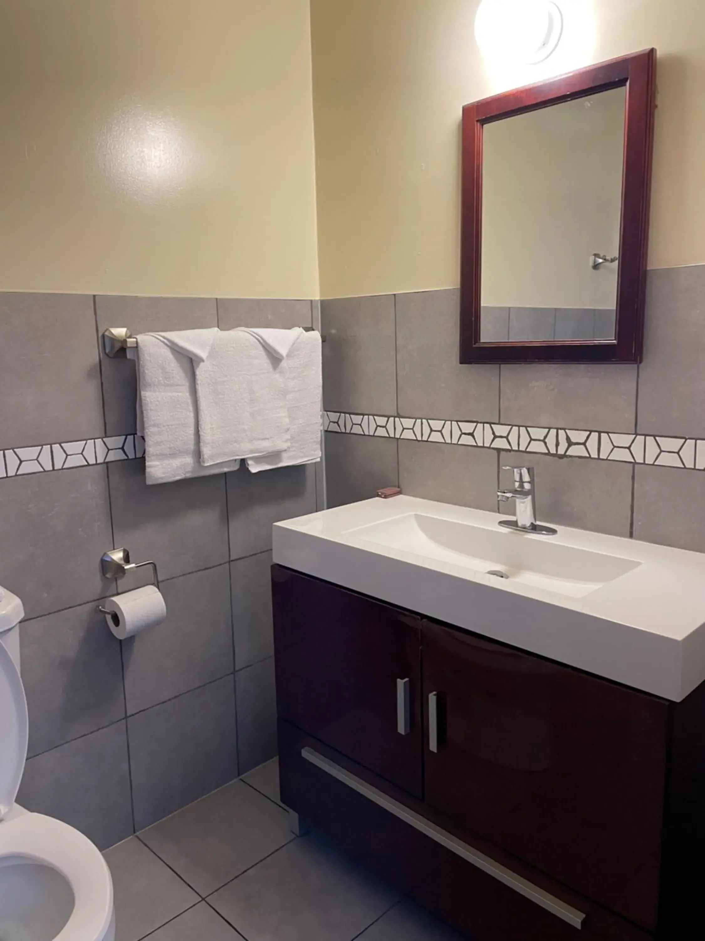 Family Room in Scottish Inn Near the Falls and Casino Family Room in Scottish Inn Near the Falls and Casino