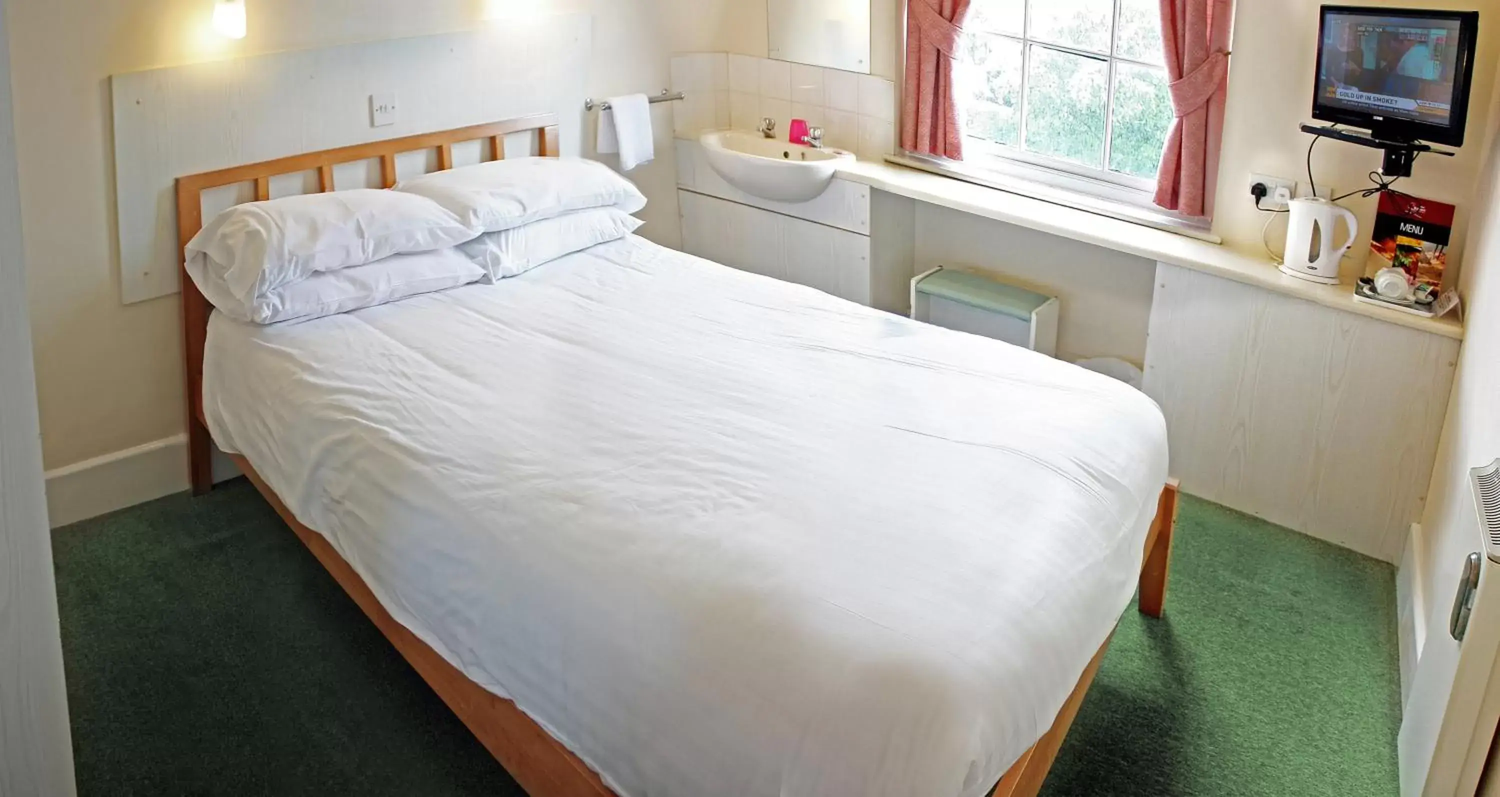 Double Room with Shared Bathroom in The Raven Hotel Double Room with Shared Bathroom in The Raven Hotel