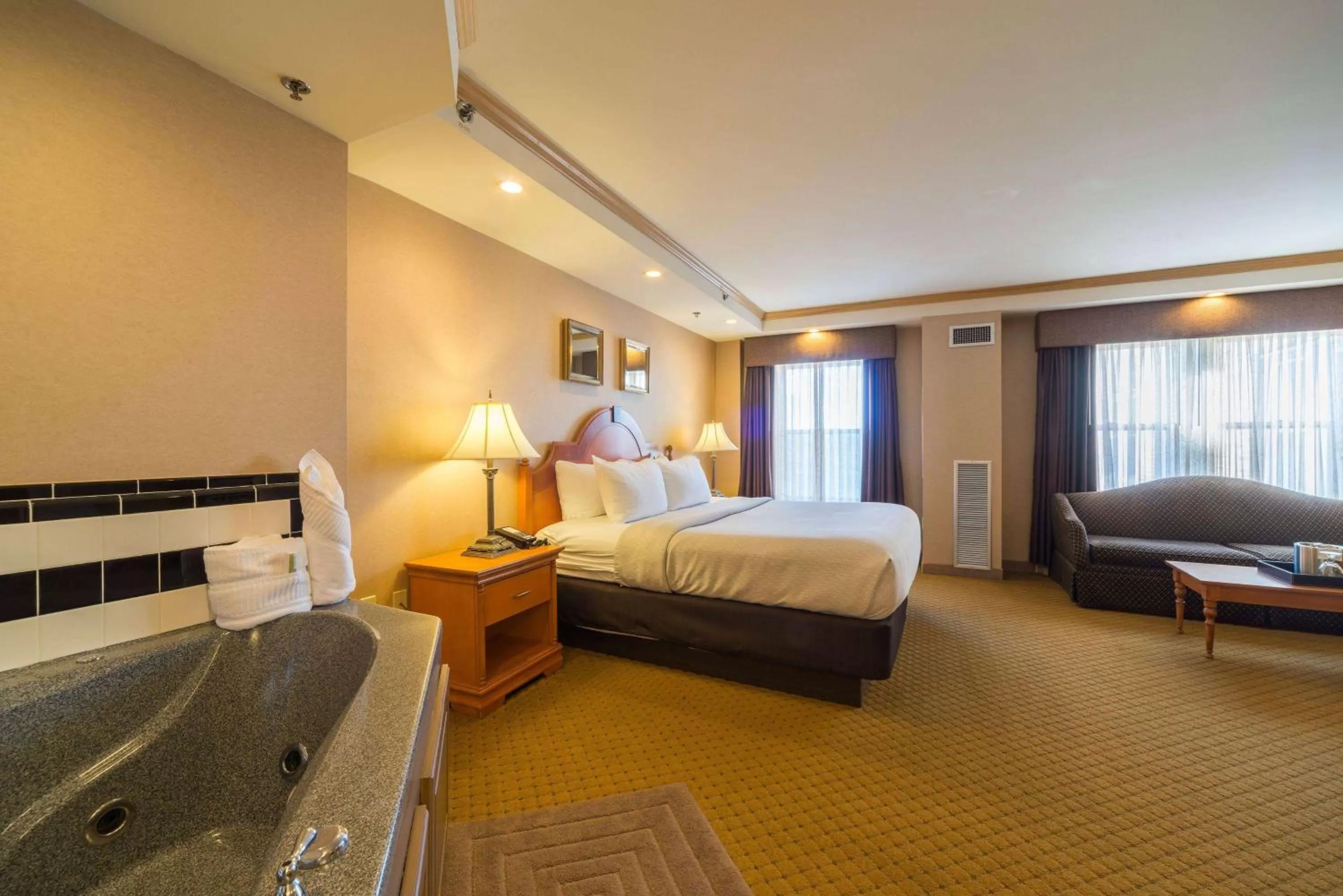 Photo of the whole room, Bed in Ambassador Hotel Milwaukee, Trademark Collection by Wyndham