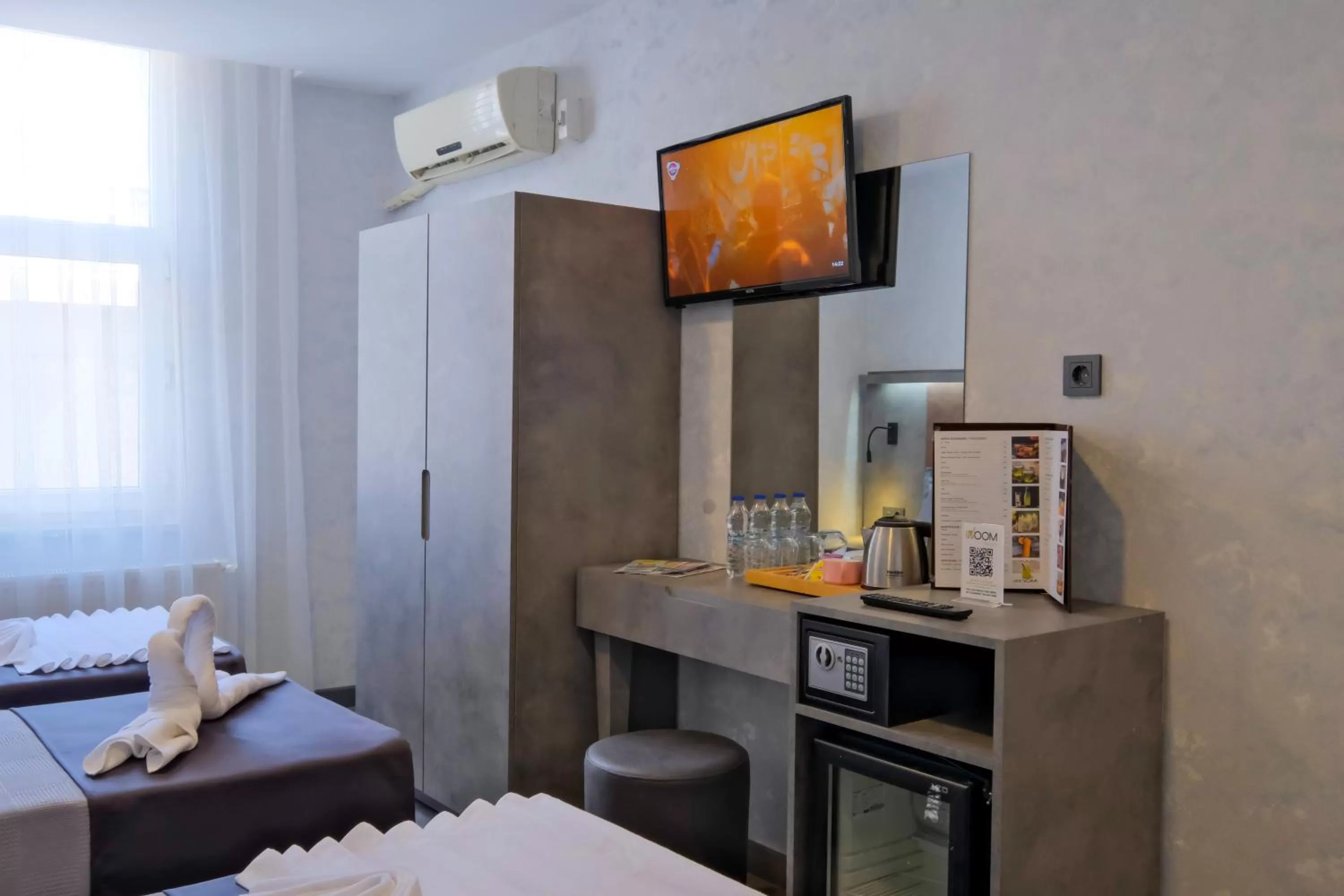 Photo of the whole room, Bed in The Queen Hotel