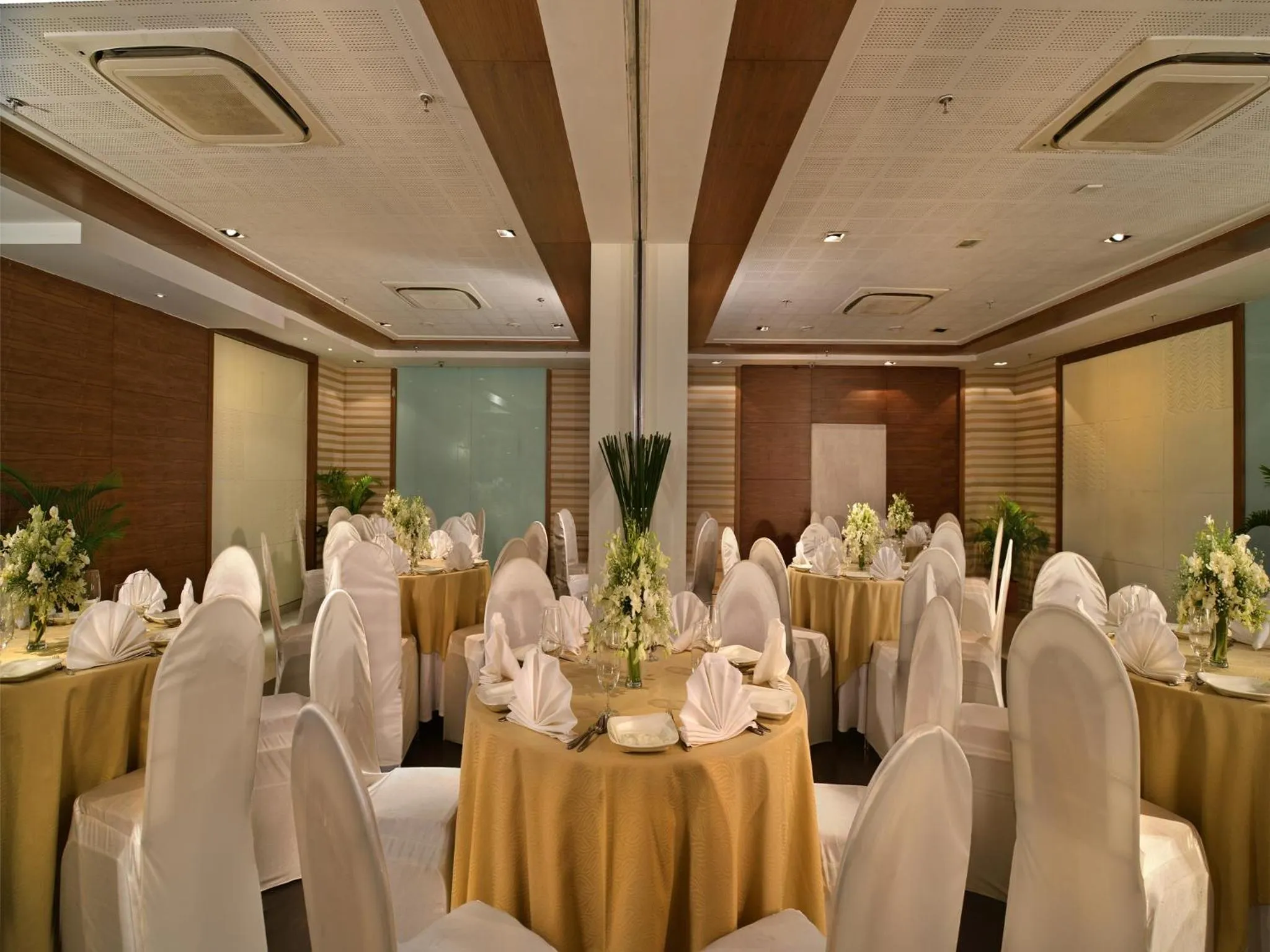 Banquet/Function facilities in Majestic Court Sarovar Portico
