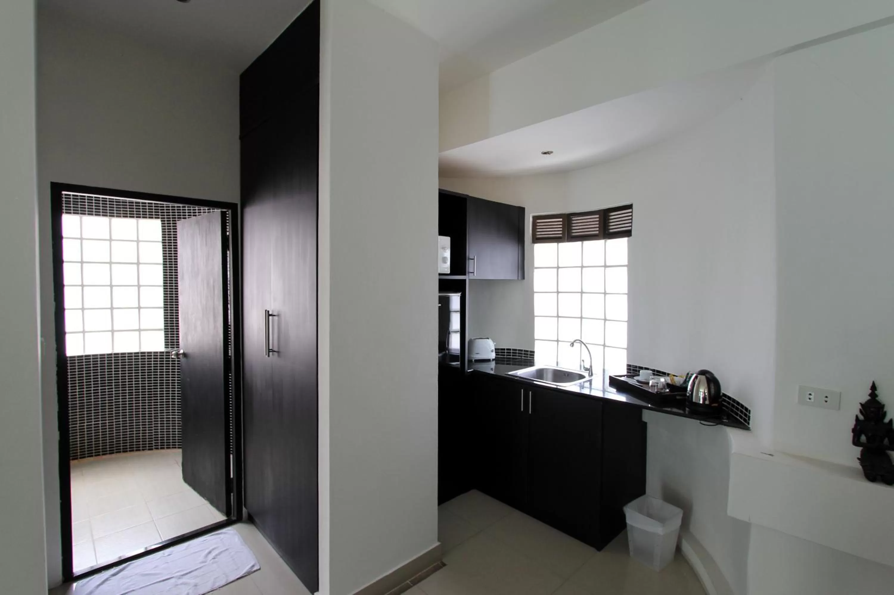 Kitchen or kitchenette in East Suites