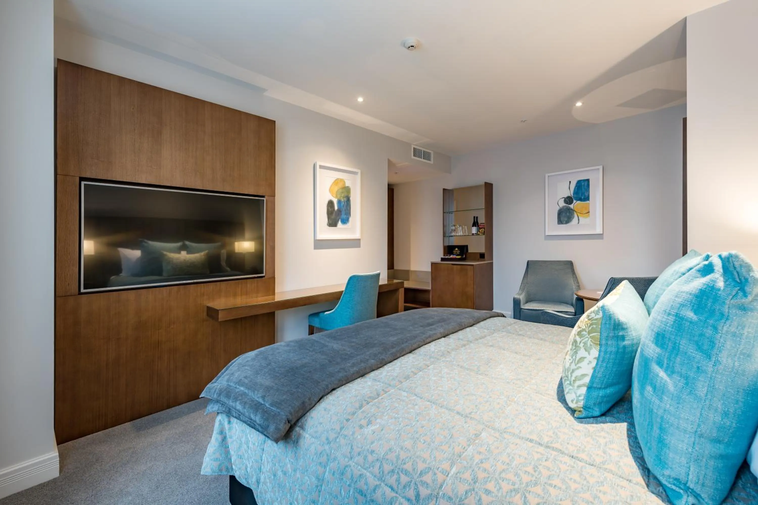 Photo of the whole room, Bed in Distinction Christchurch Hotel