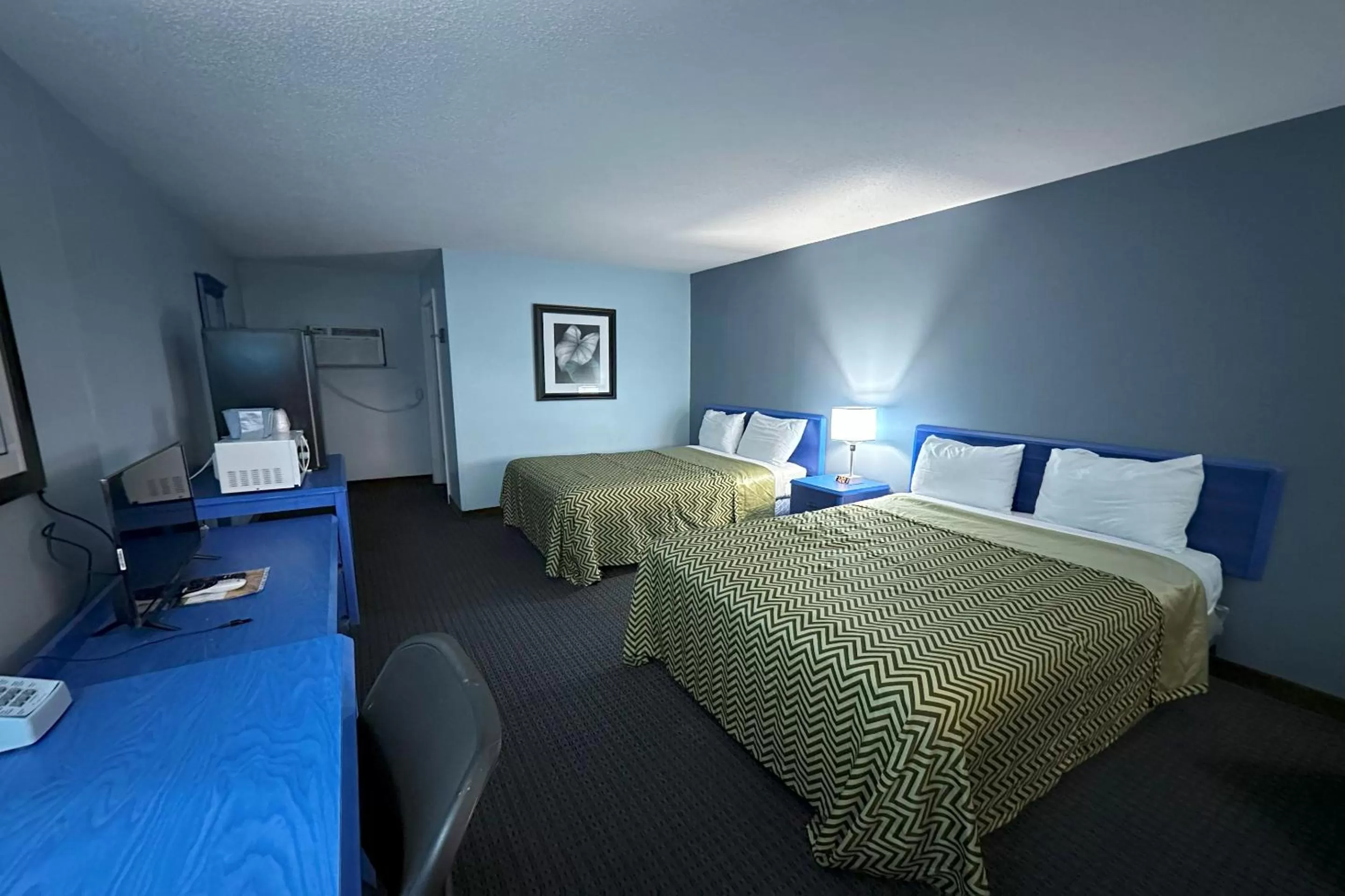 Queen Room with Two Queen Beds - single occupancy in Sportsman's Inn Plymouth 252-793-3095