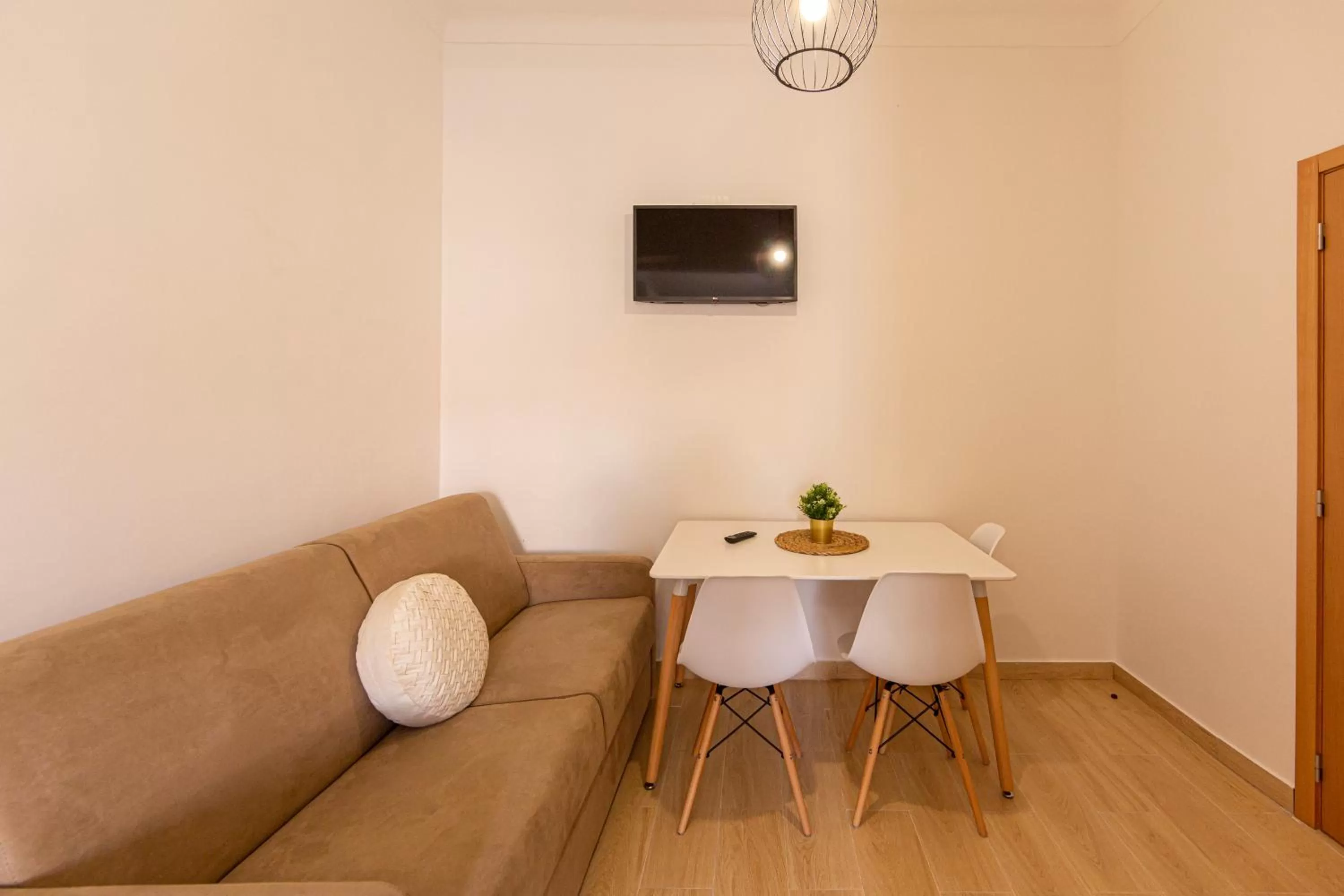 TV and multimedia, Seating Area in Luxury Palm Suites