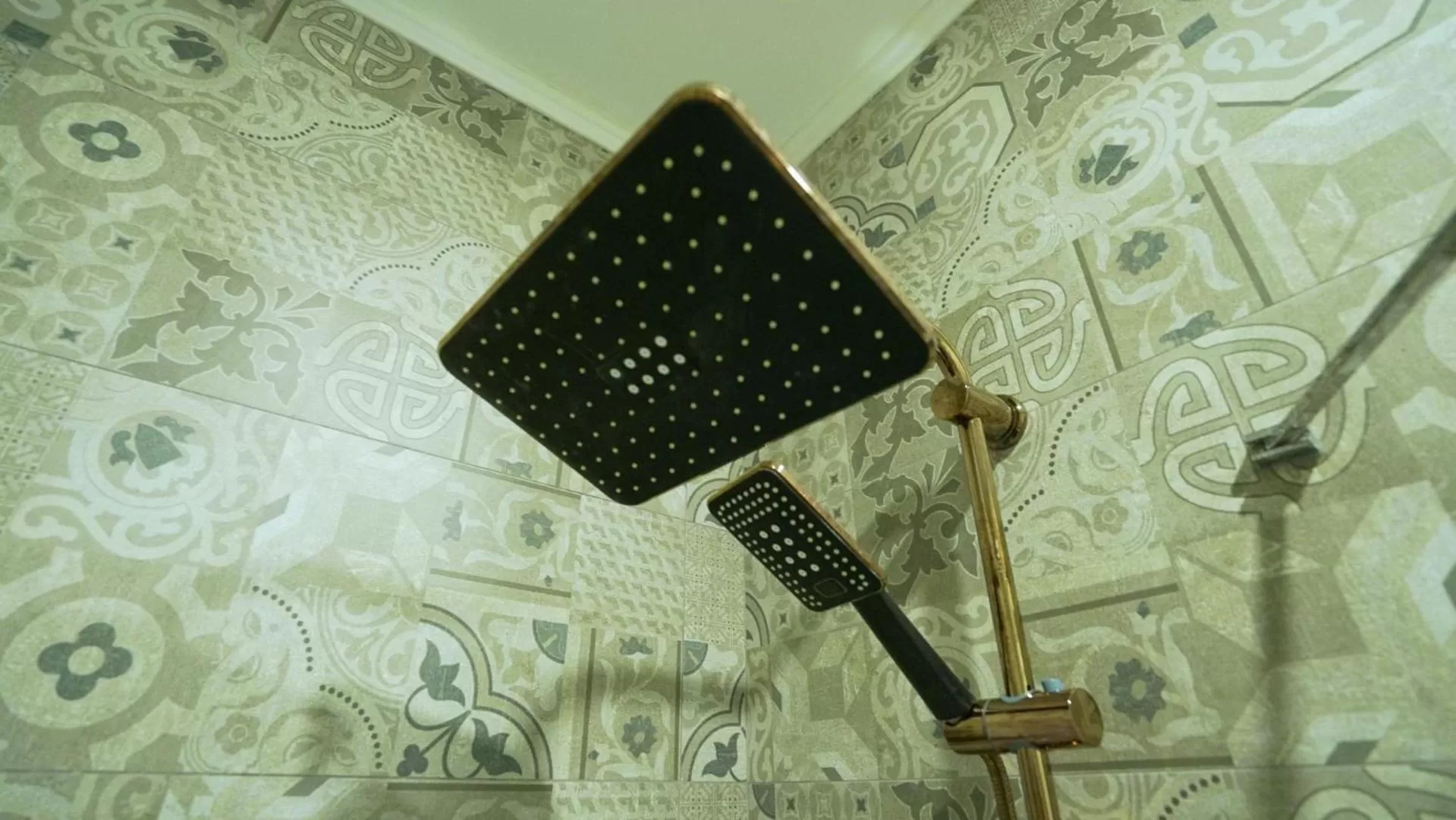 Shower in Homey AirPort Hotel