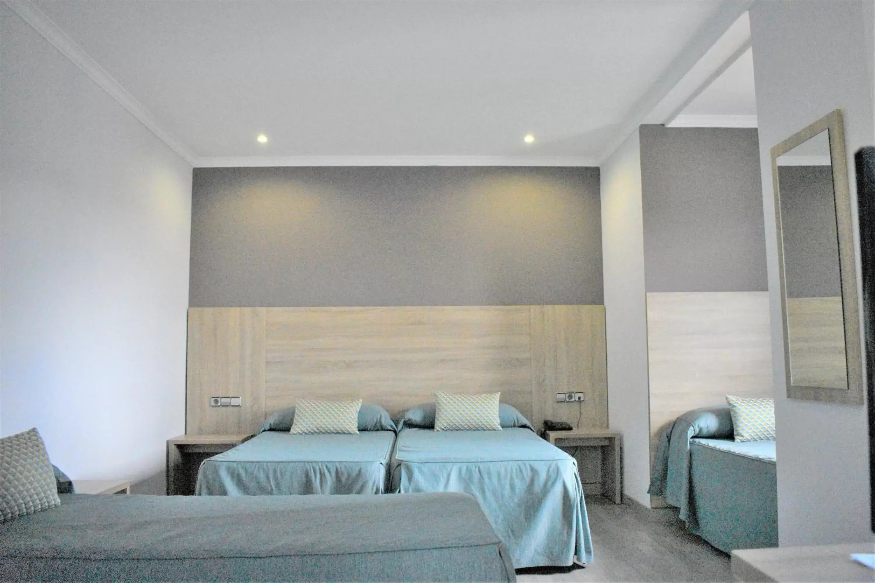 Double or Twin Room with Two Extra Beds in Ramblas Hotel Double or Twin Room with Two Extra Beds in Ramblas Hotel