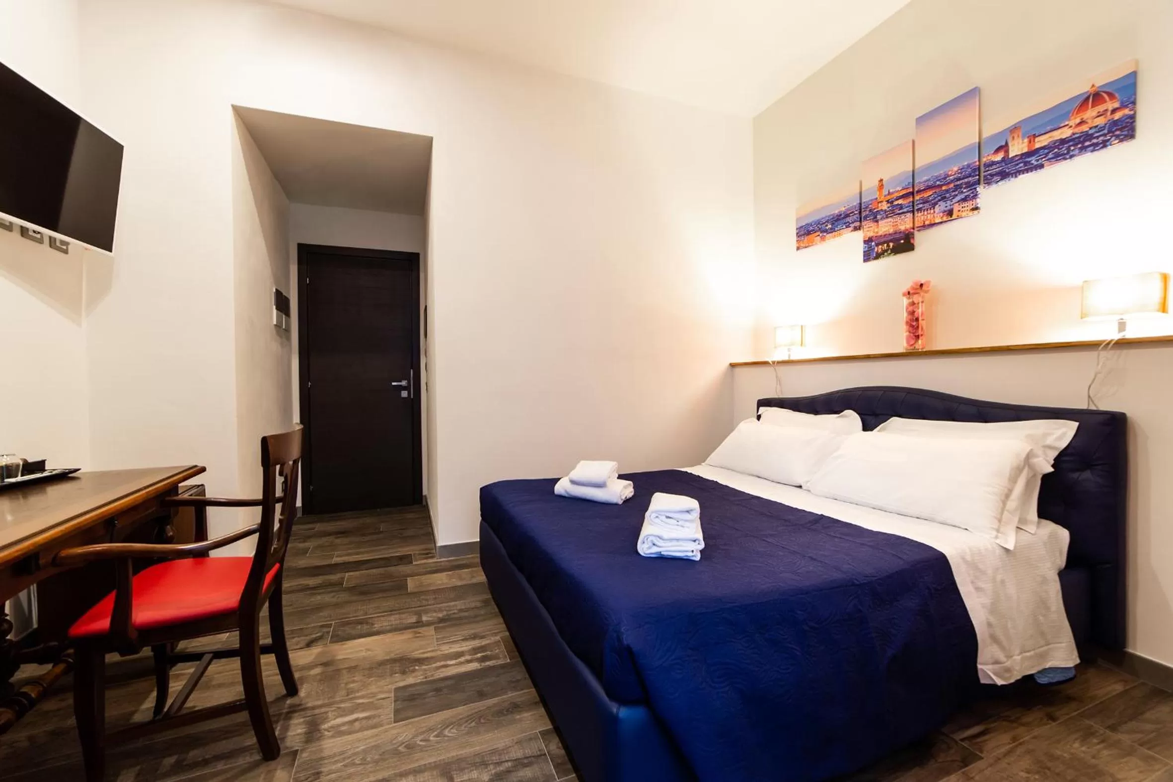 Photo of the whole room, Bed in Medici Soderini