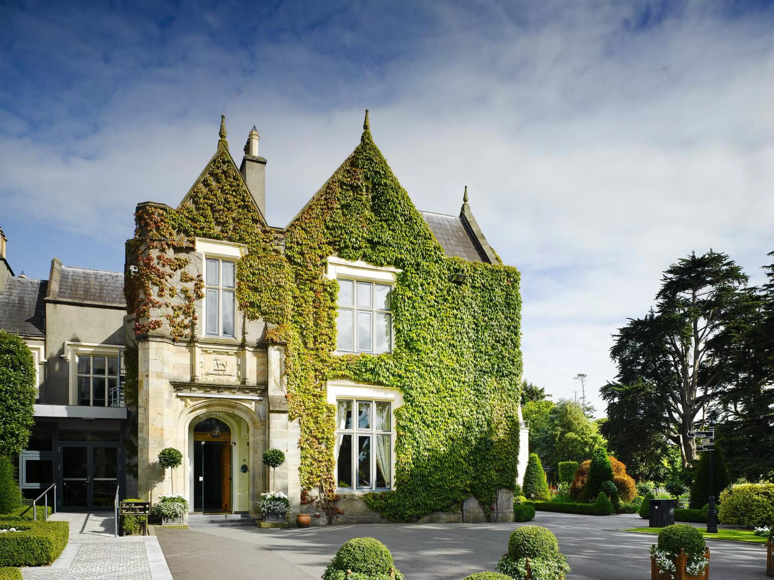 Facade/entrance in Ballymascanlon Hotel and Golf Resort
