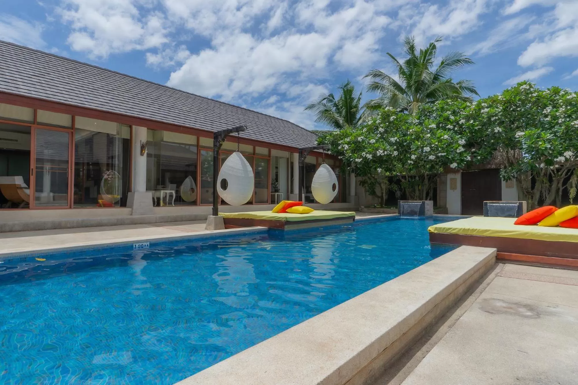 Swimming pool in Dhevan Dara Resort & Spa Hua Hin - Pool Villa