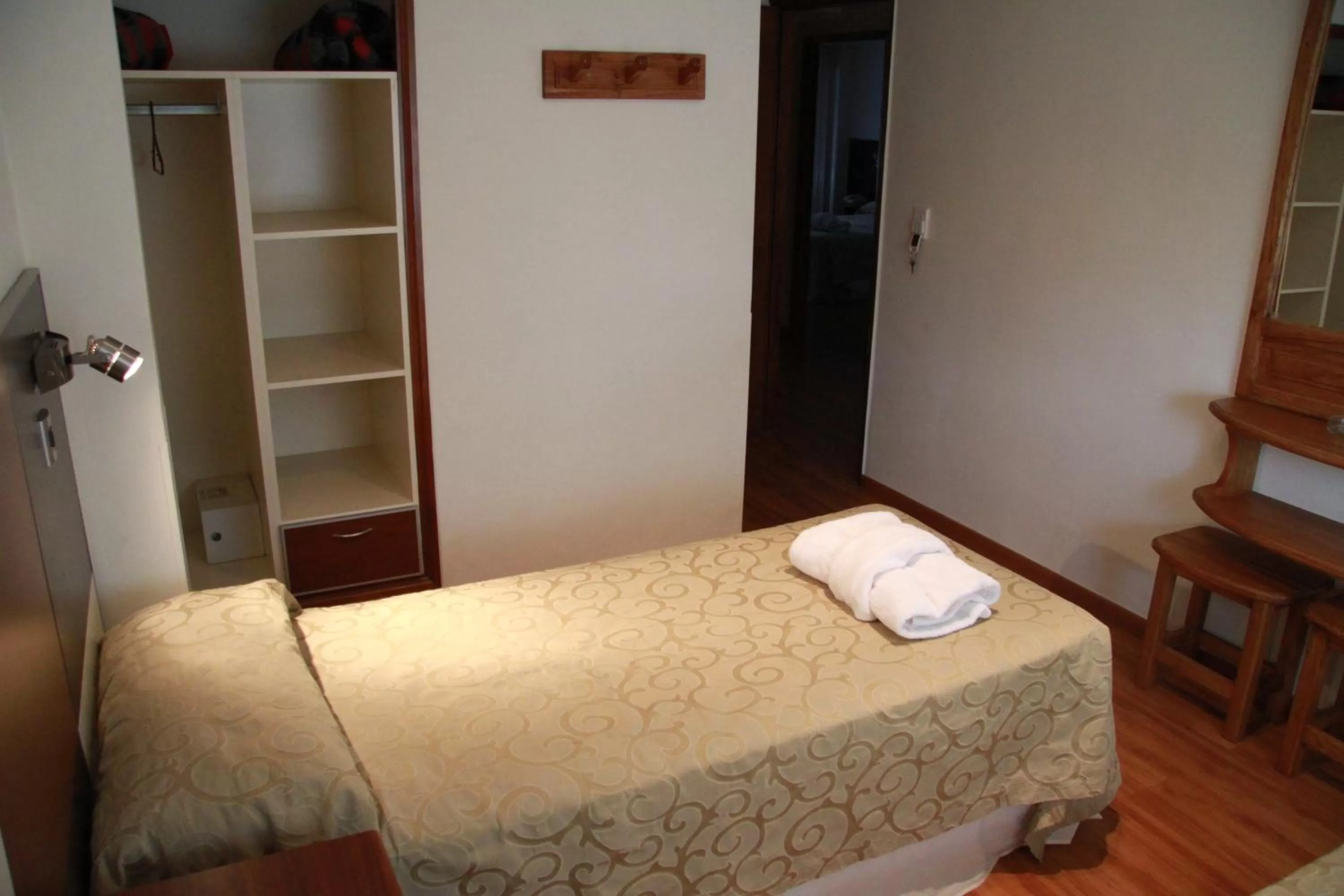 Bedroom, Bed in Kalton