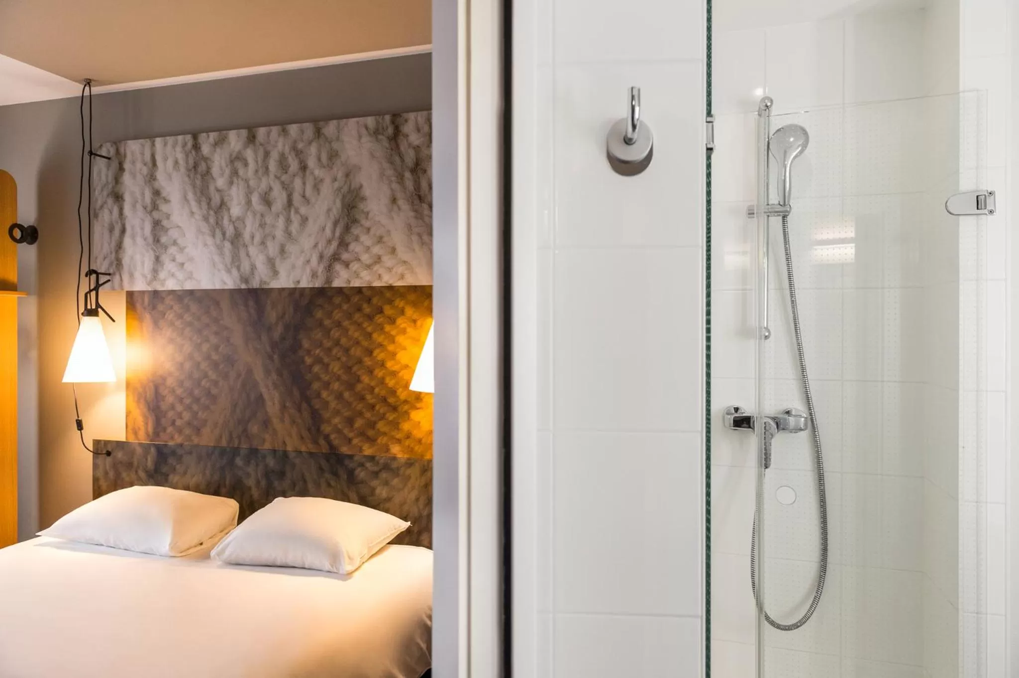 Shower, Bed in ibis Hotel Brussels Centre Gare du Midi