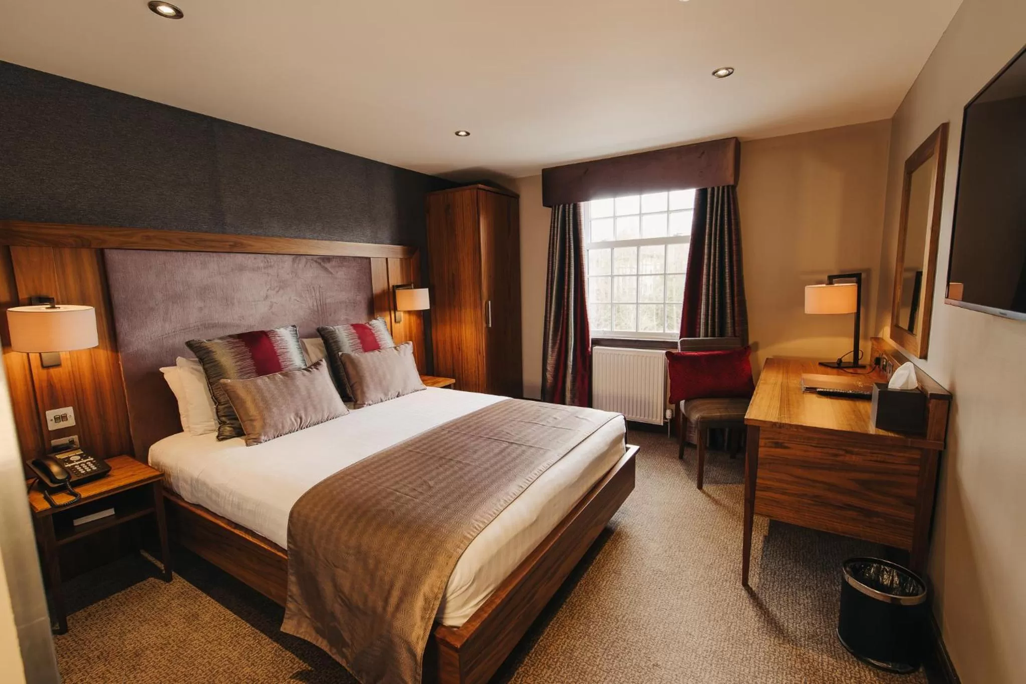 Bedroom, Bed in Busby Hotel