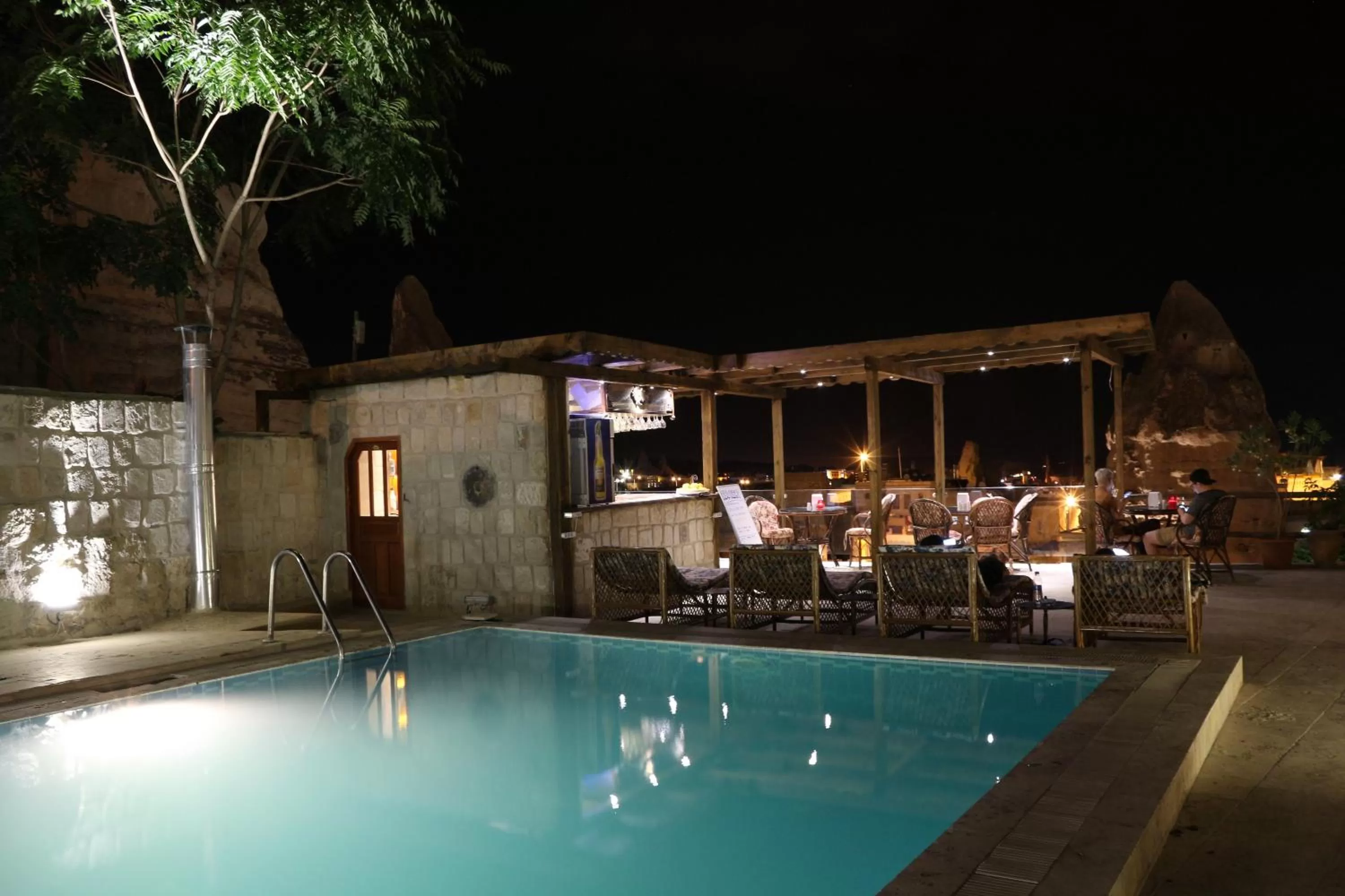 Swimming pool in Shoestring Cave House