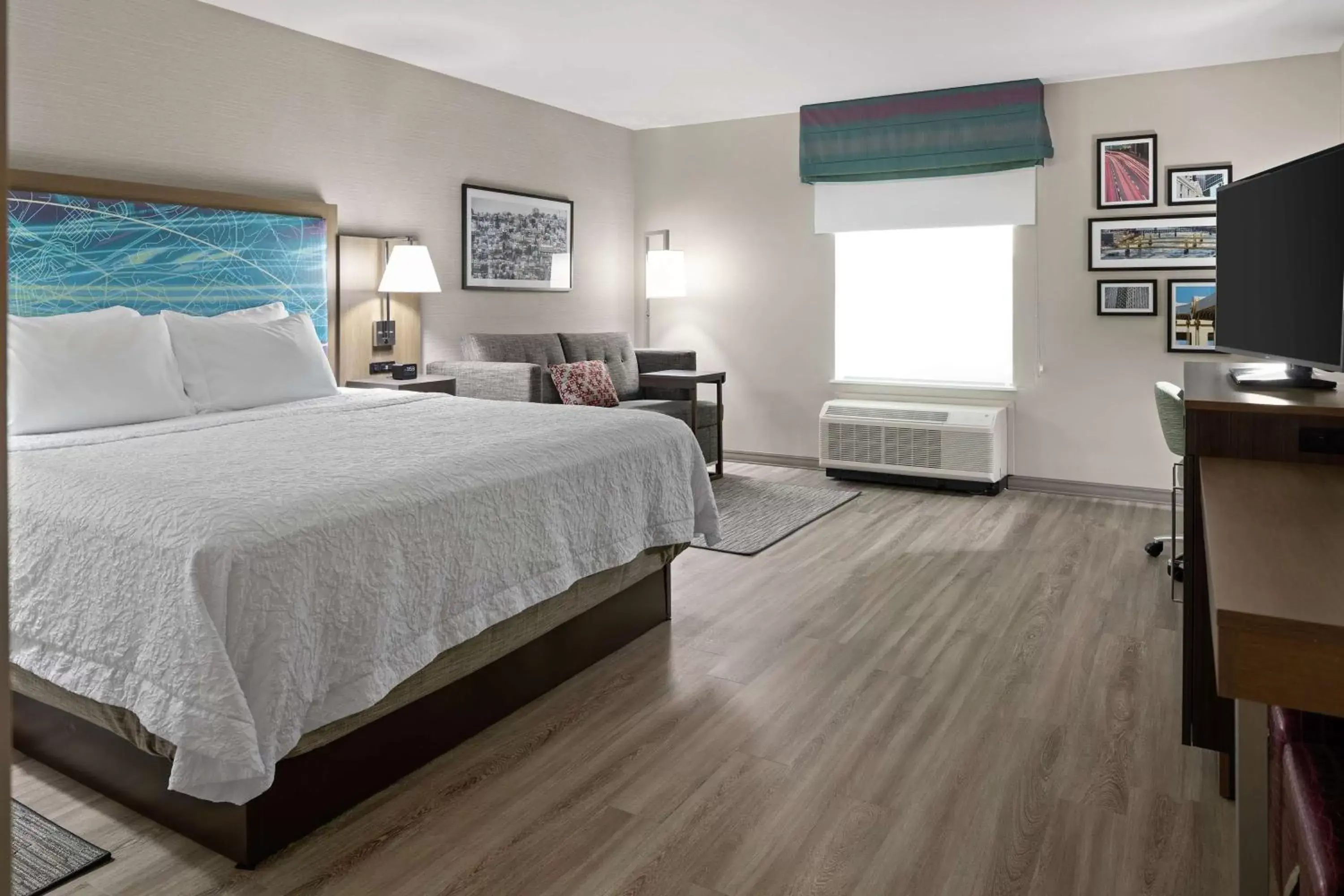 King Room with Sofa Bed- Non-Smoking in Hampton Inn & Suites Cranberry Township/Mars King Room with Sofa Bed- Non-Smoking in Hampton Inn & Suites Cranberry Township/Mars