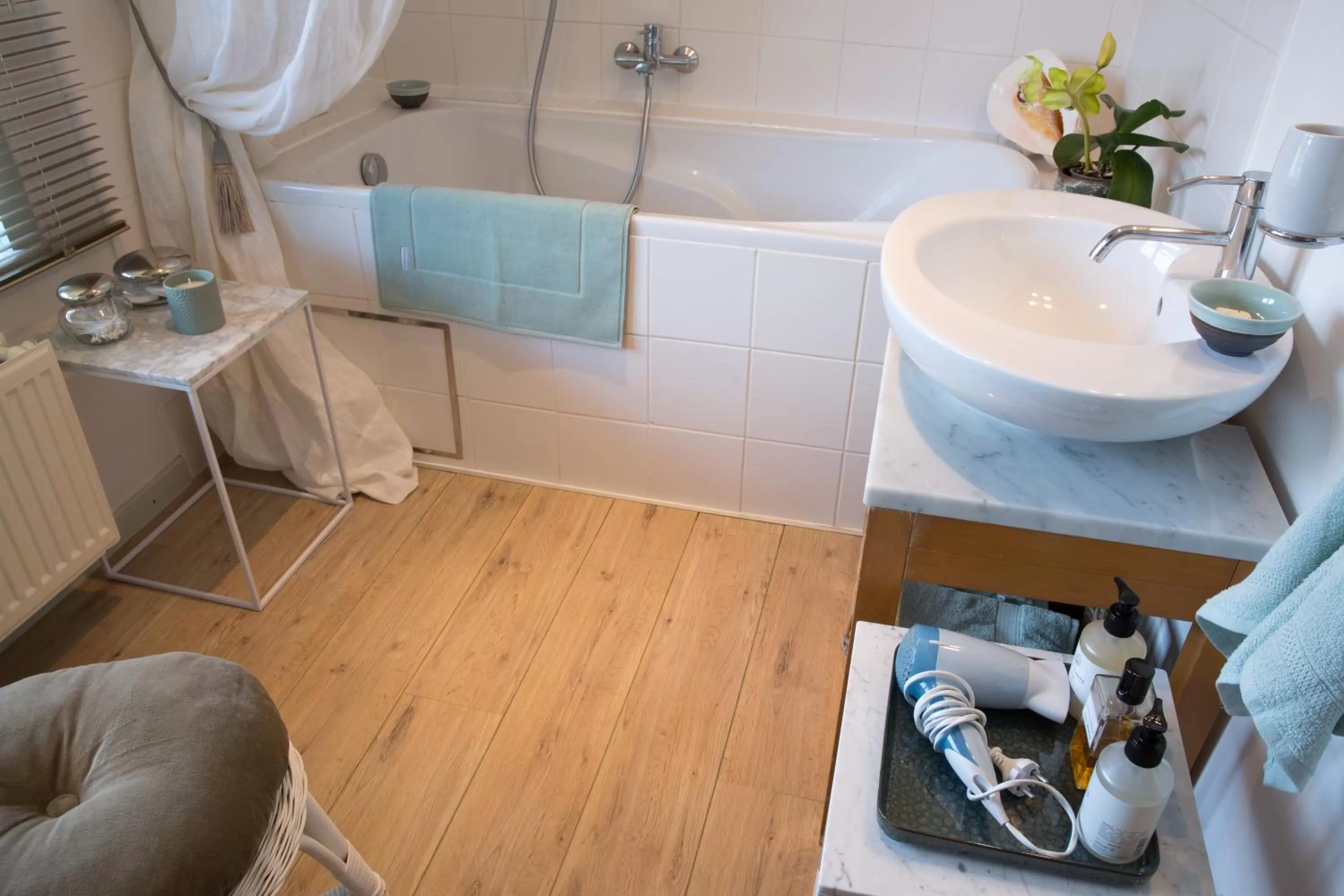 Bathroom in TWO ROOMS IN BRUGES