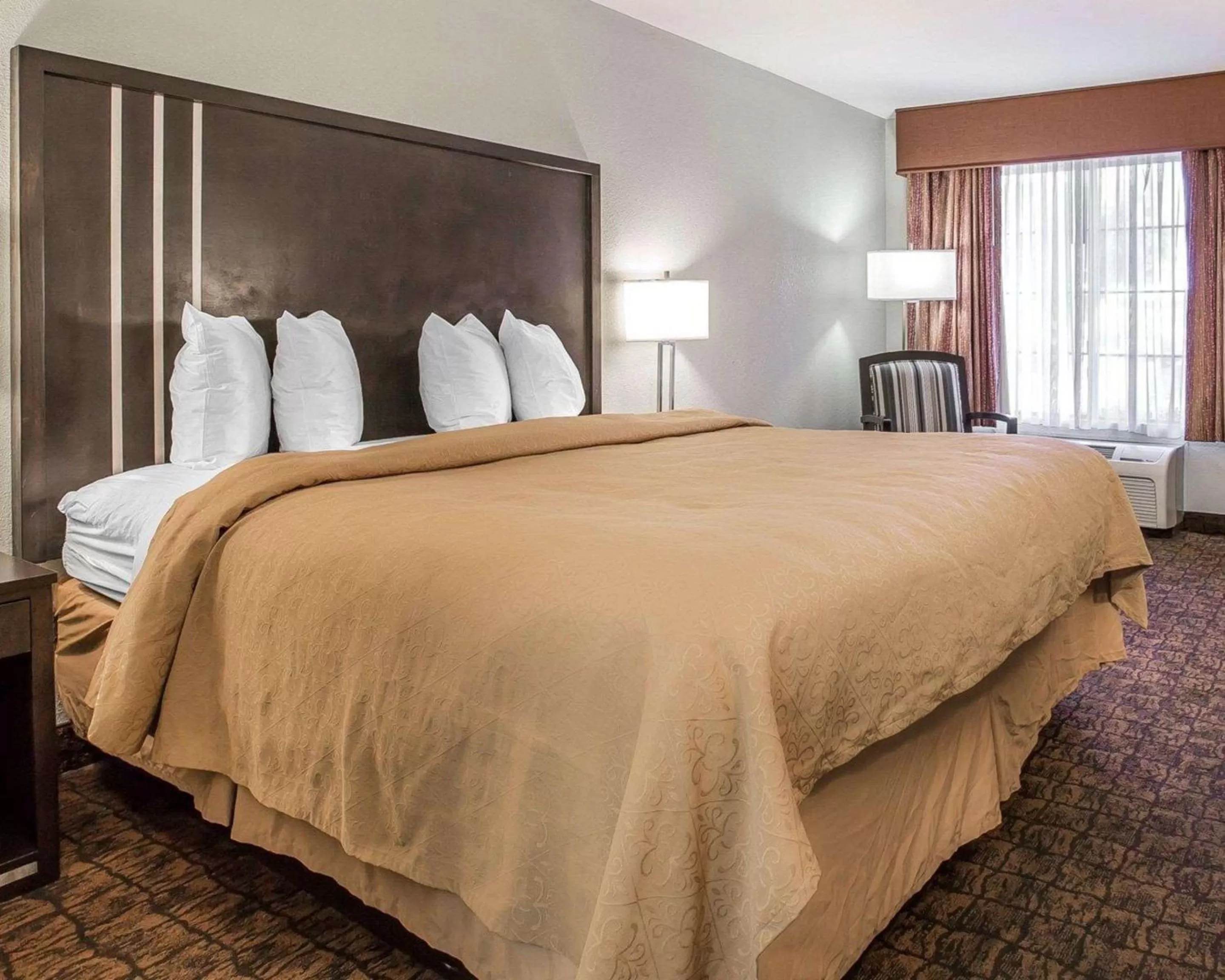 Photo of the whole room, Bed in Quality Inn & Suites Woodland - Sacramento Airport