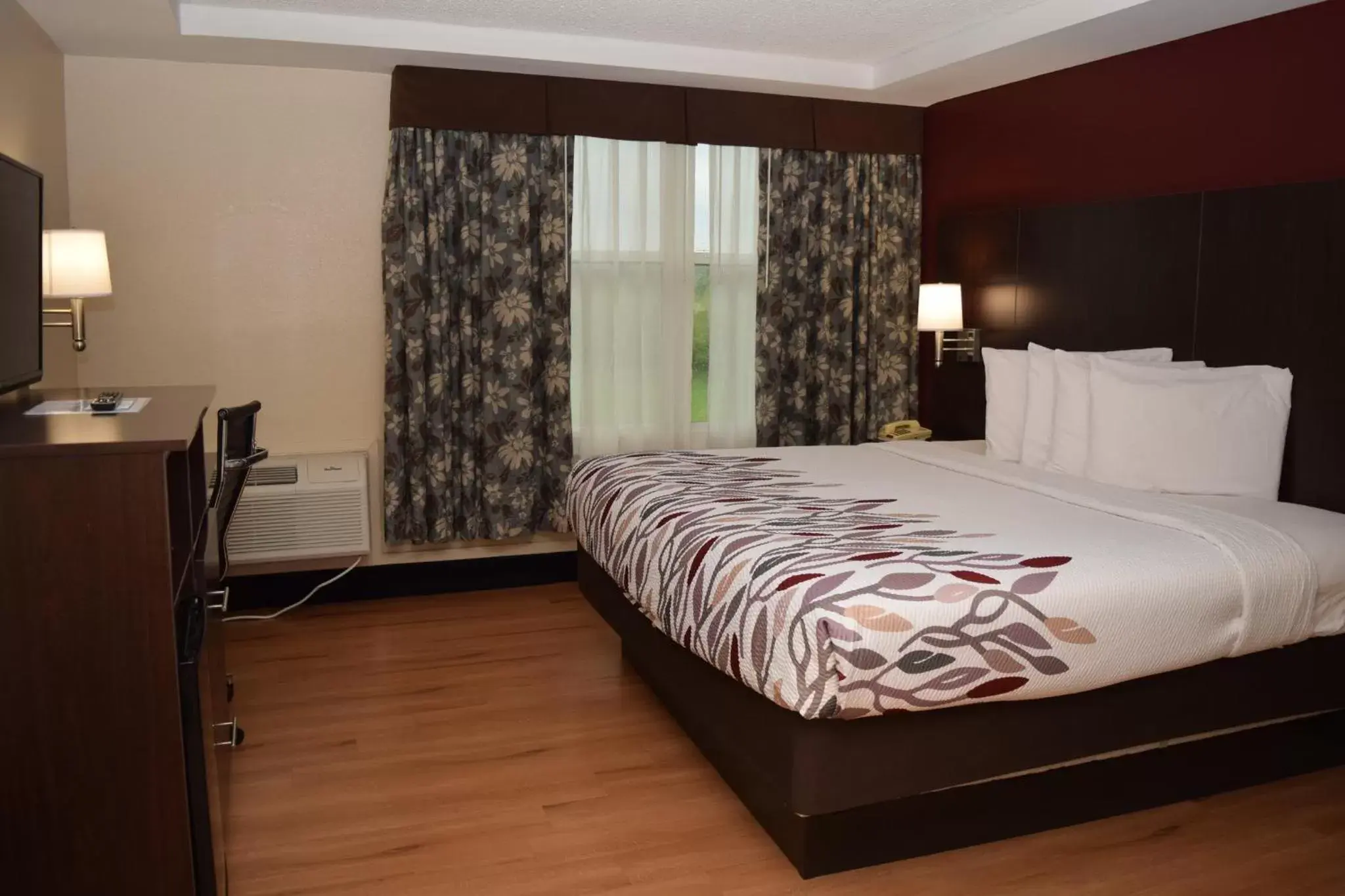 Superior King Room - Smoking in Red Roof Inn Batavia Superior King Room - Smoking in Red Roof Inn Batavia