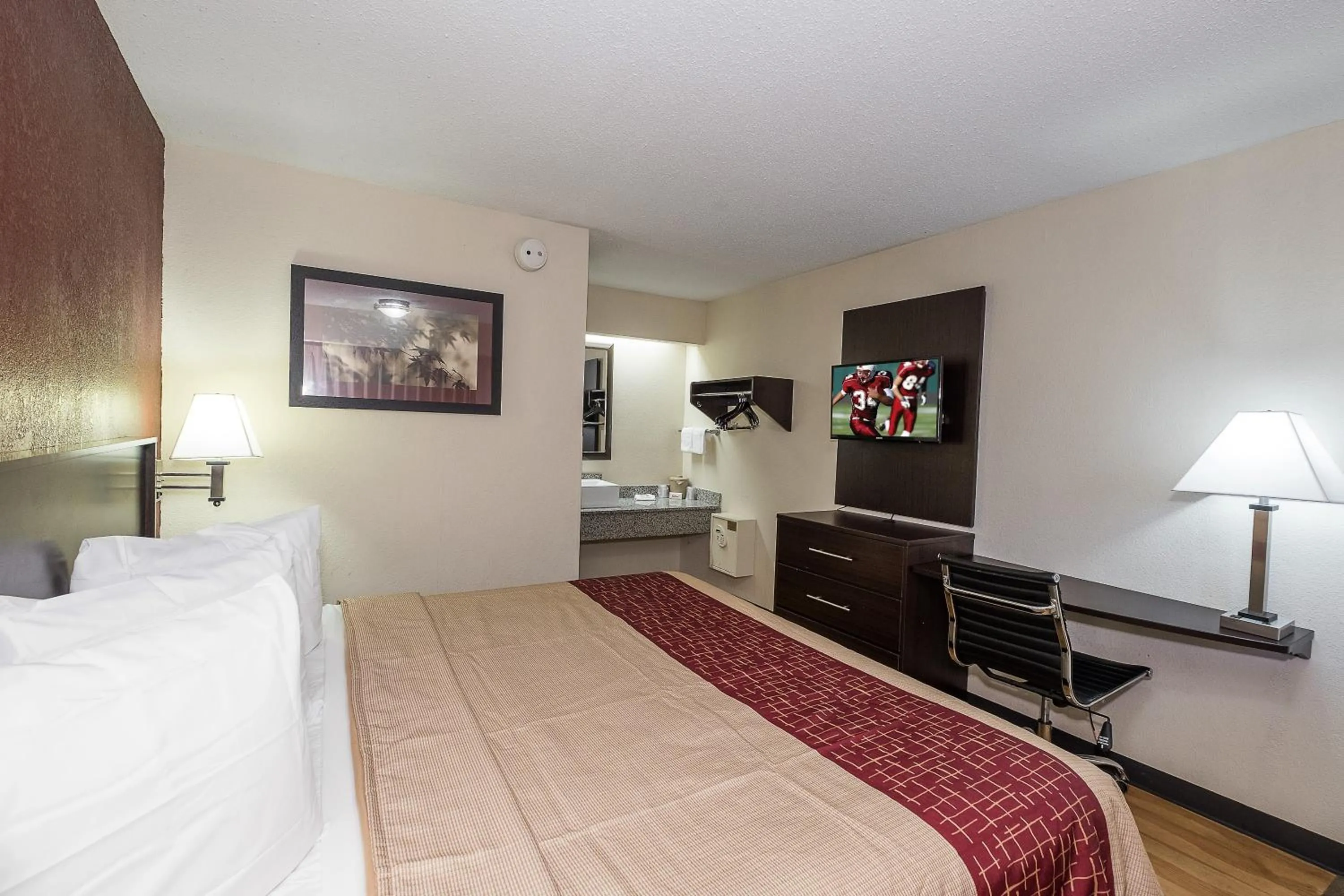 Photo of the whole room in Red Roof Inn Columbus East- Reynoldsburg