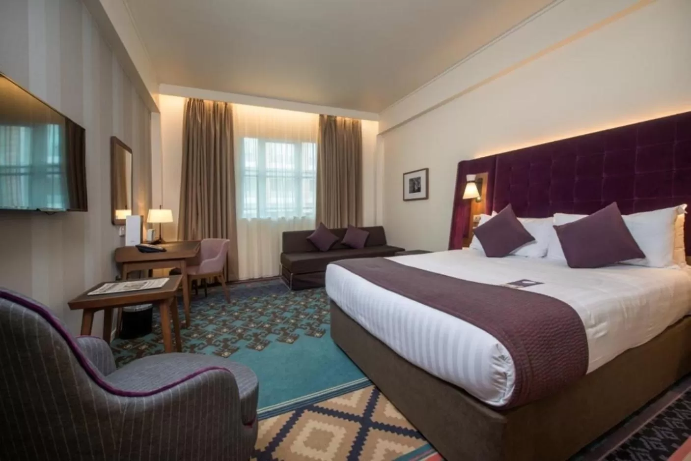 Photo of the whole room, Bed in Mercure London Bridge