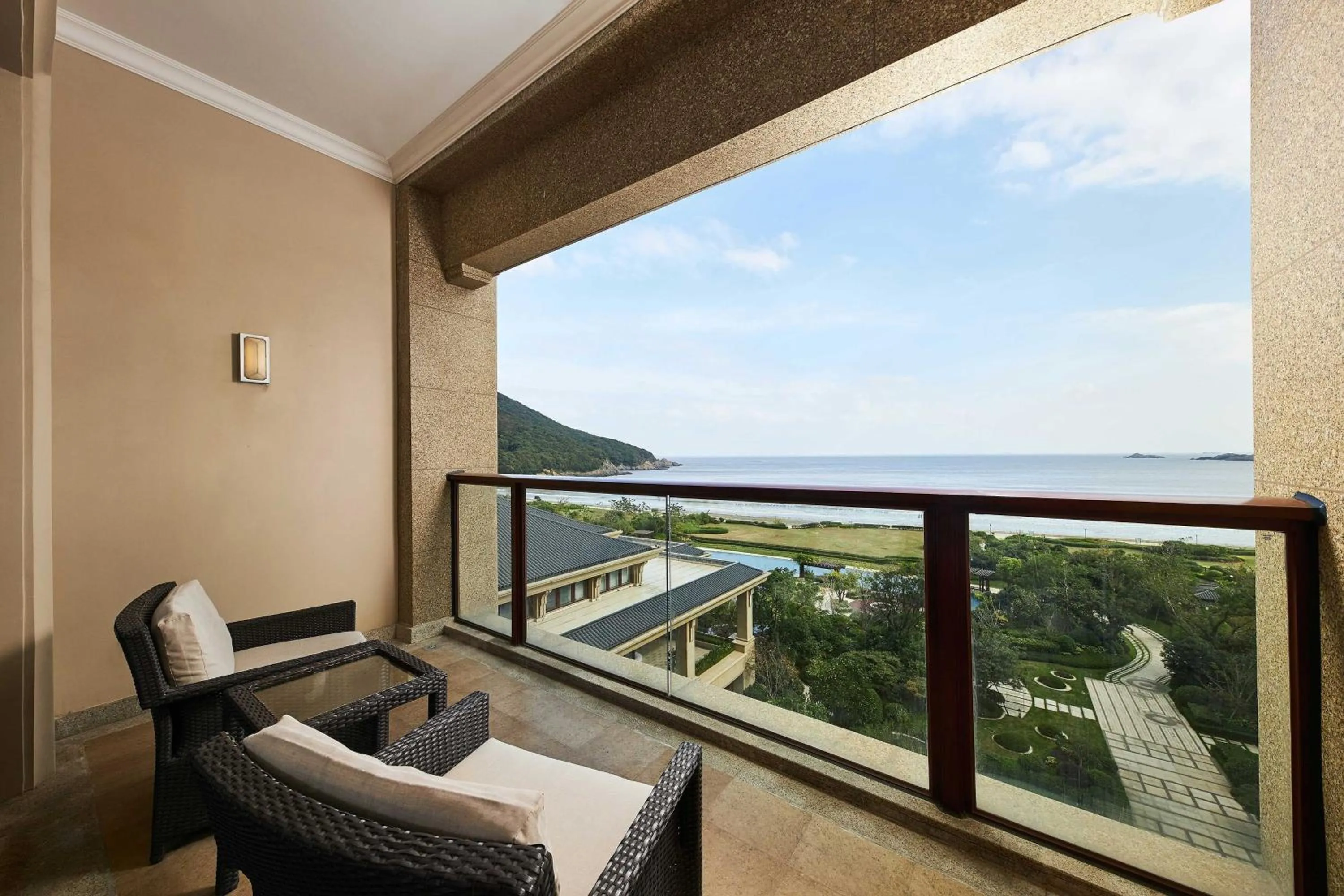 Photo of the whole room in The Westin Zhujiajian Resort, Zhoushan