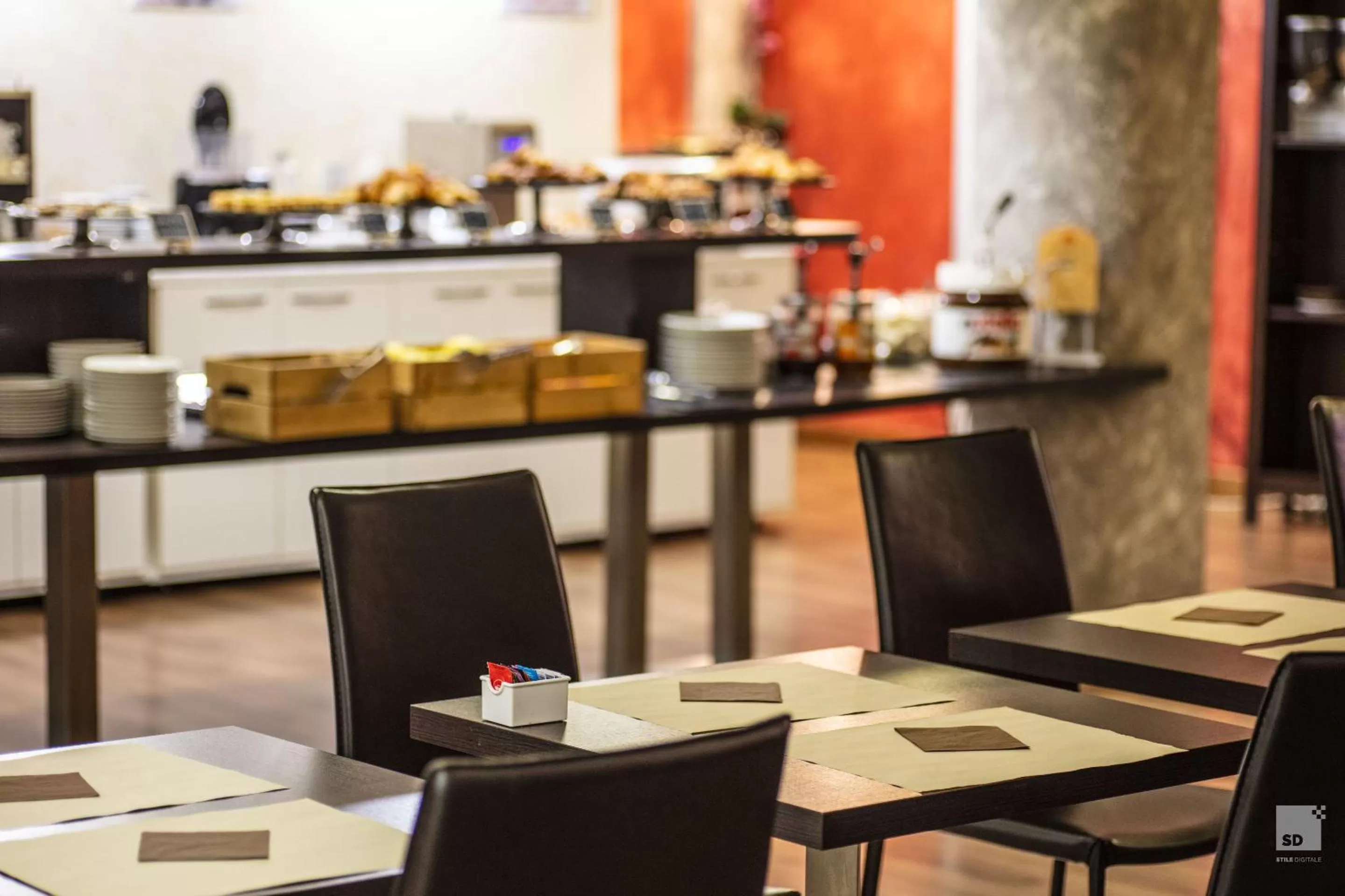 Restaurant/places to eat in Hotel Diplomatic