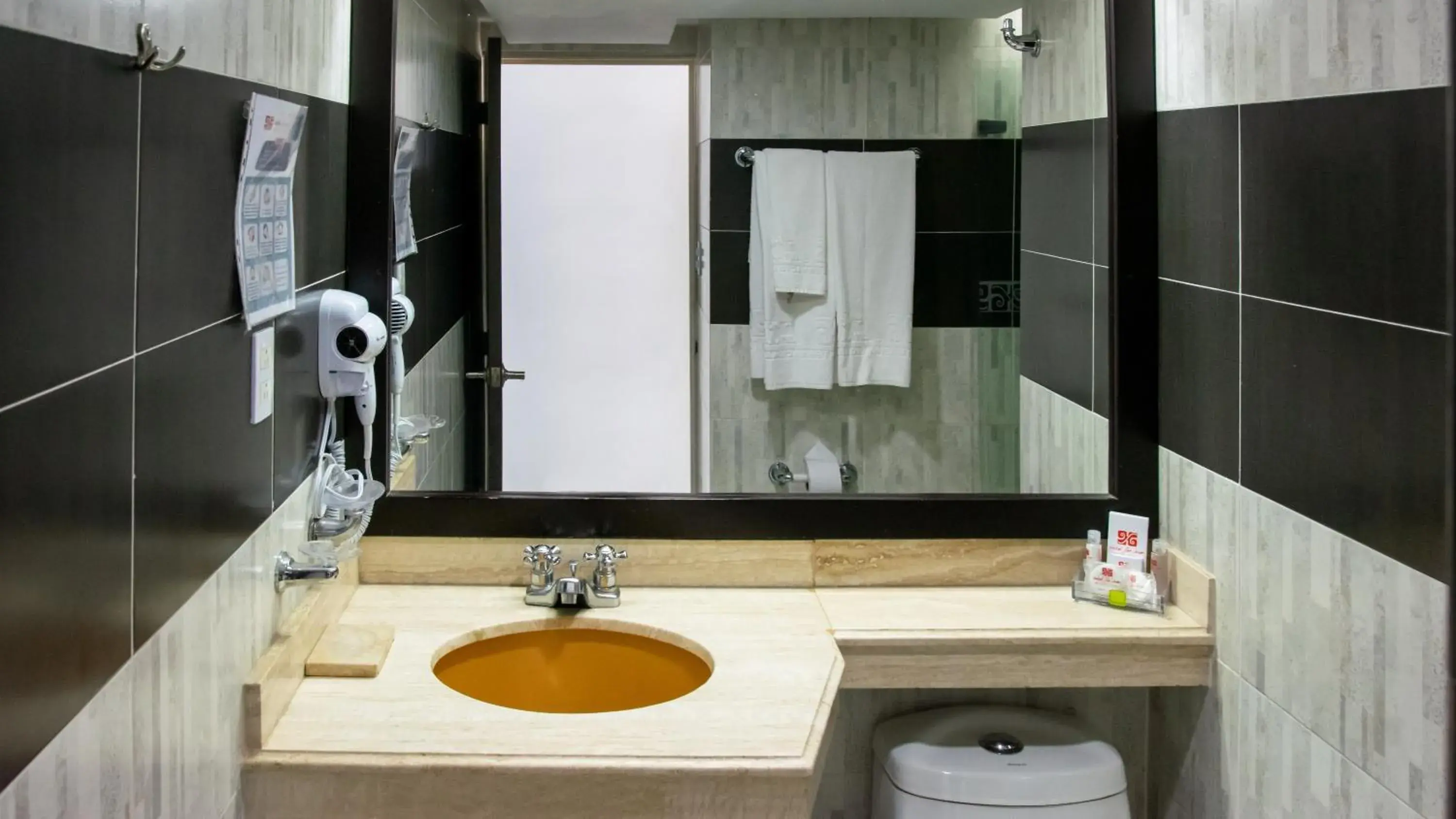 Standard Queen Room in Hotel San Juan Internacional Standard Queen Room in Hotel San Juan Internacional