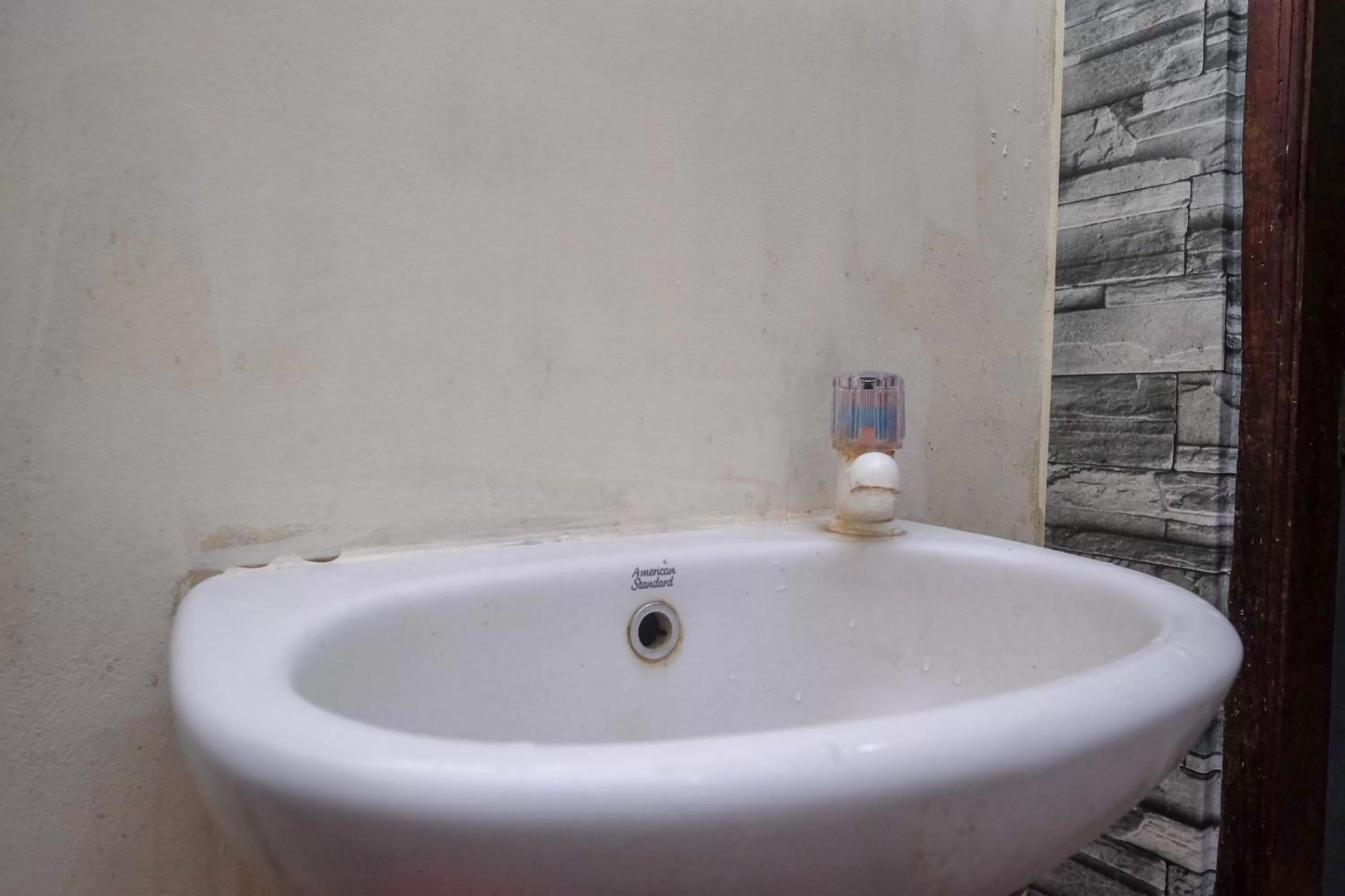 Bathroom in RedDoorz at Mamagayo Inn Yogyakarta