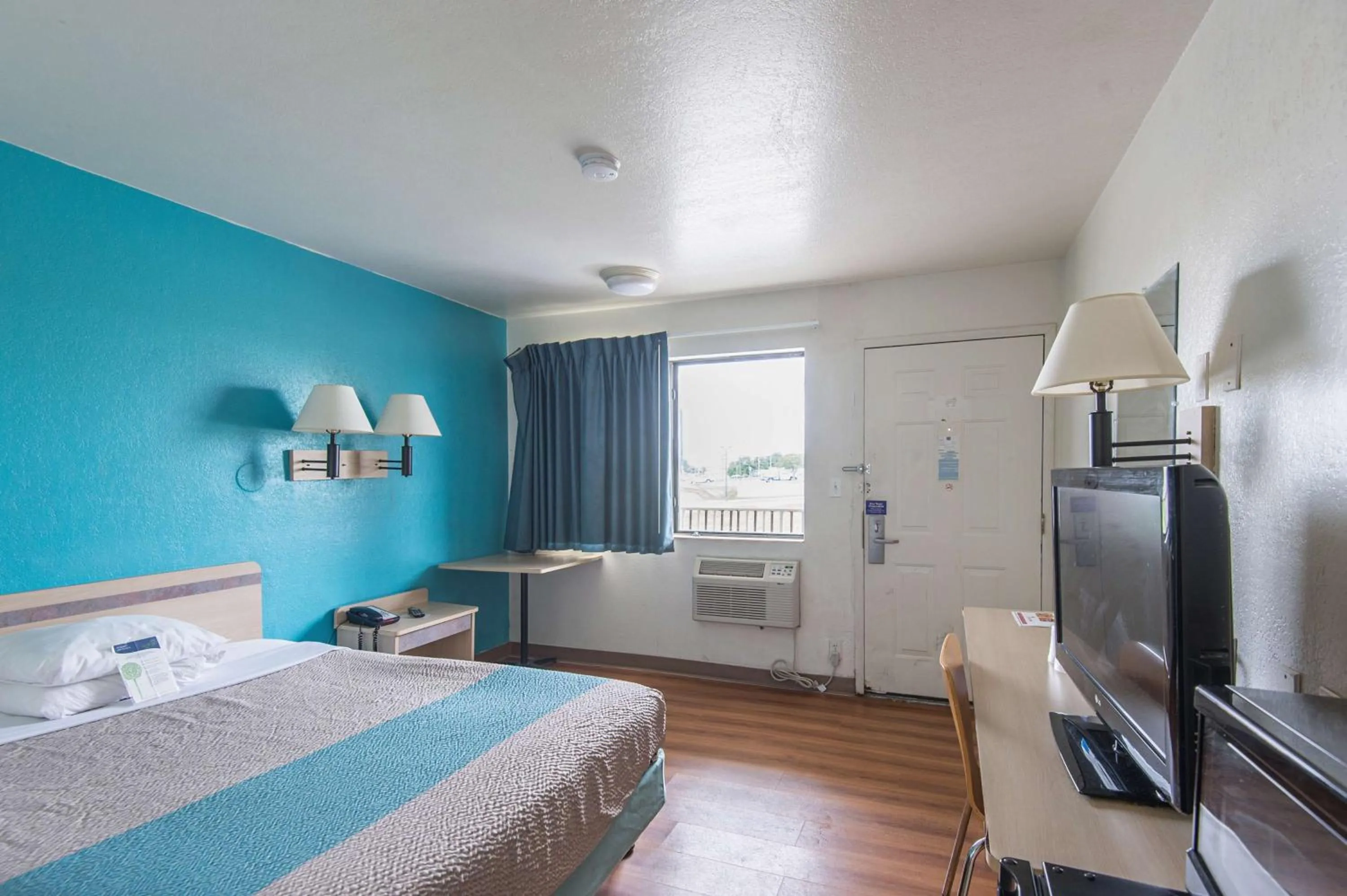 Photo of the whole room, Bed in Motel 6 Kansas City, MO - Airport