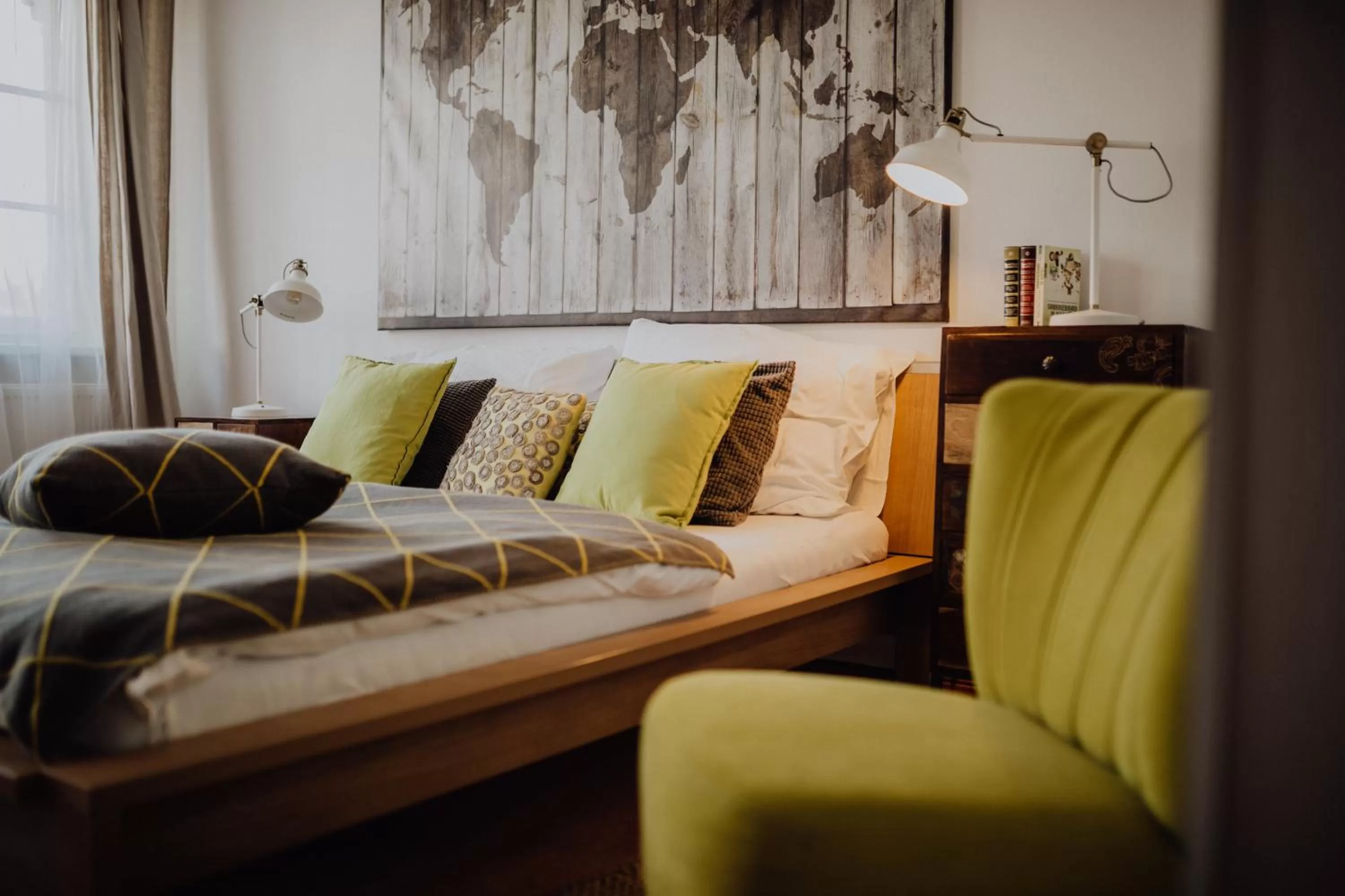Bed, Seating Area in Das Hotel Stern 24h self-check-in