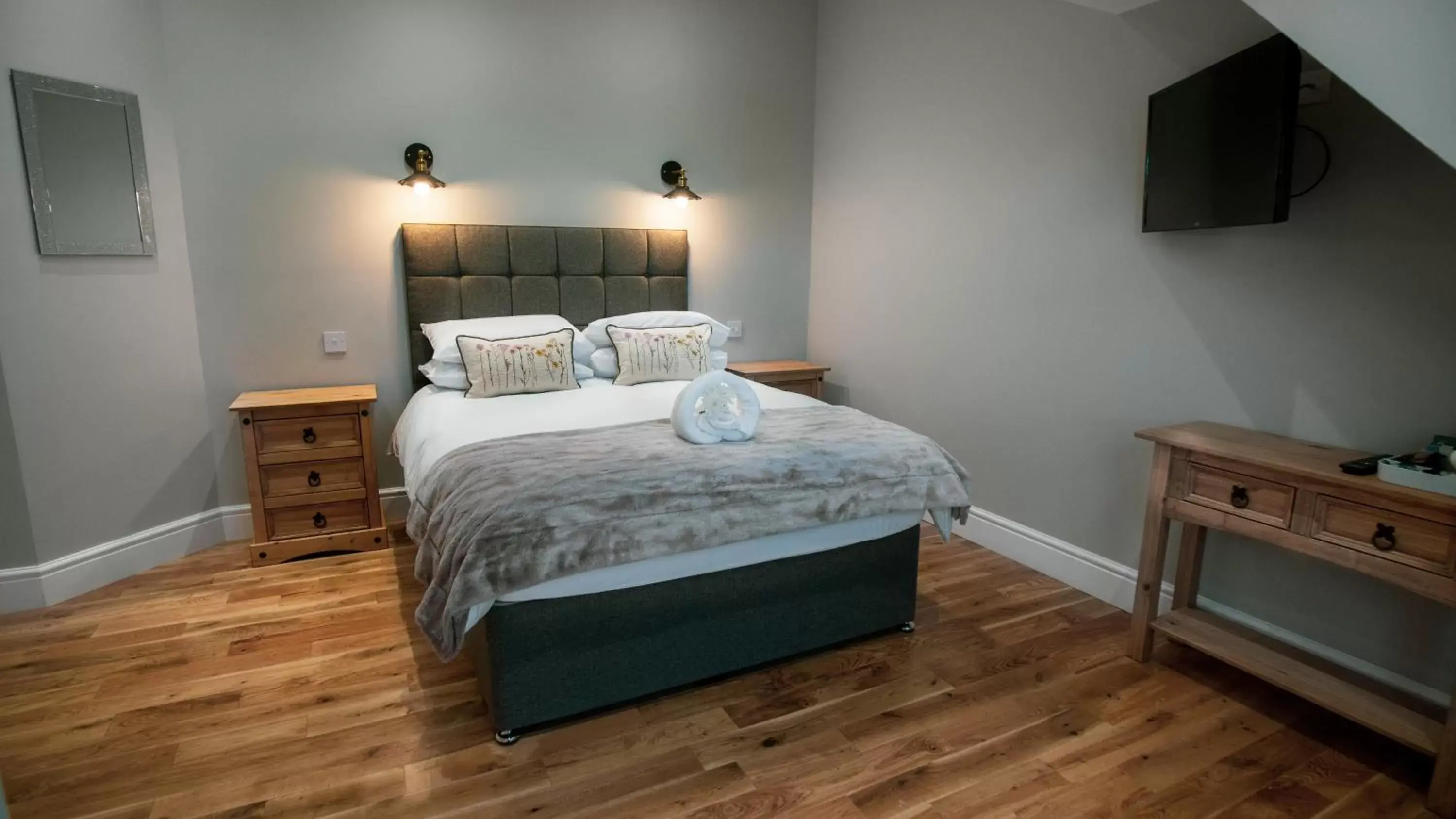 Deluxe Double Room with Bath in The Pebley Inn Deluxe Double Room with Bath in The Pebley Inn