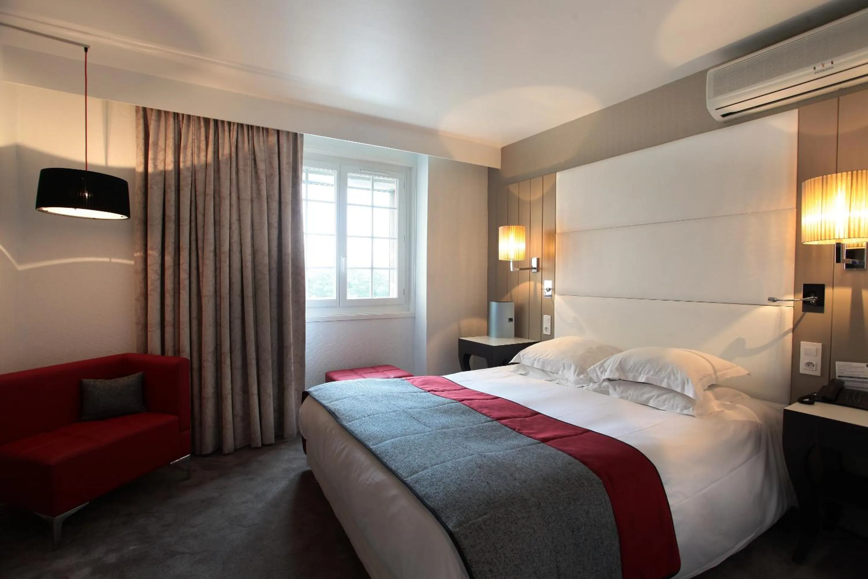 Bedroom in Hôtel et Résidence de Chiberta et du Golf