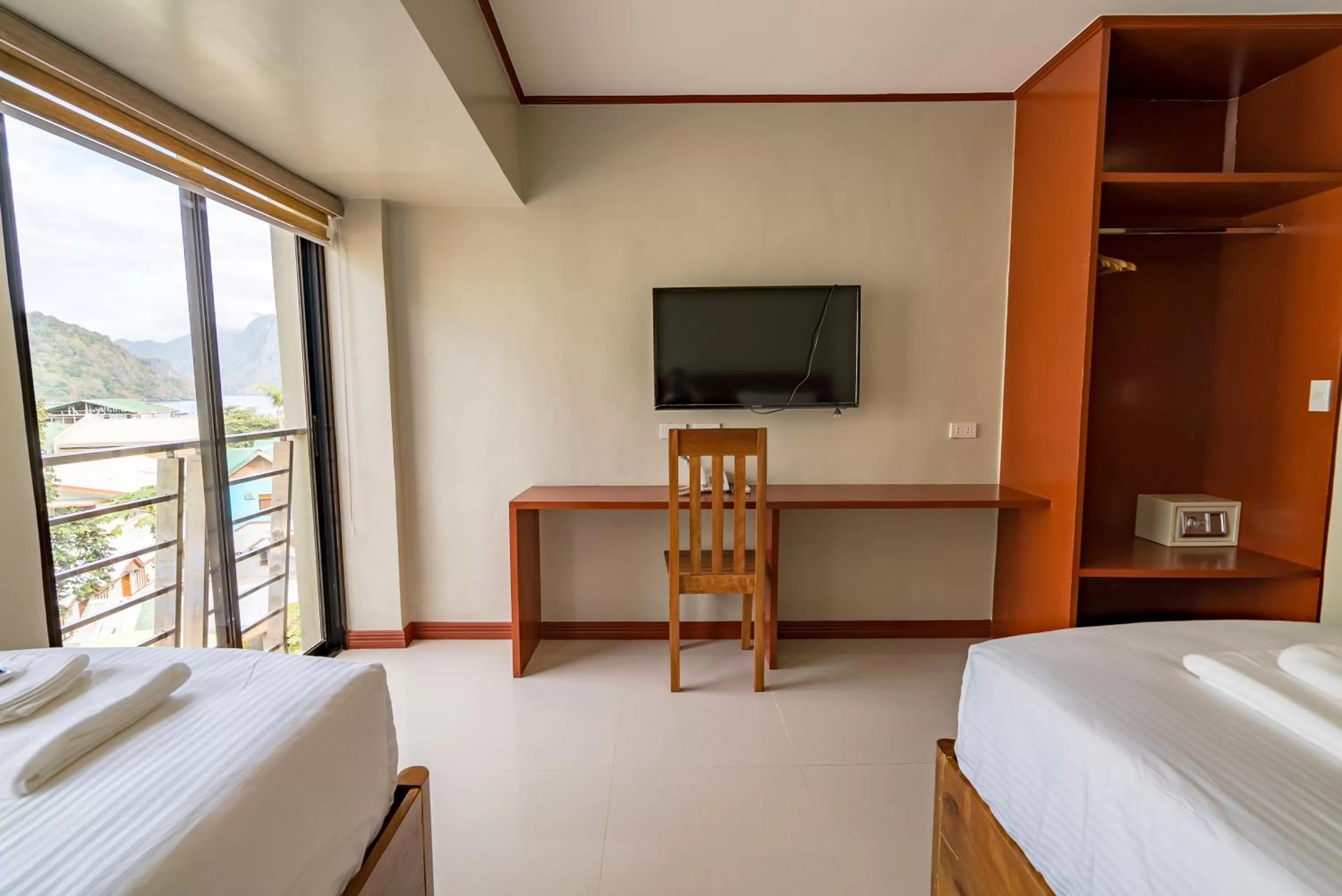 TV and multimedia, Bed in Coral Cliff Hotel