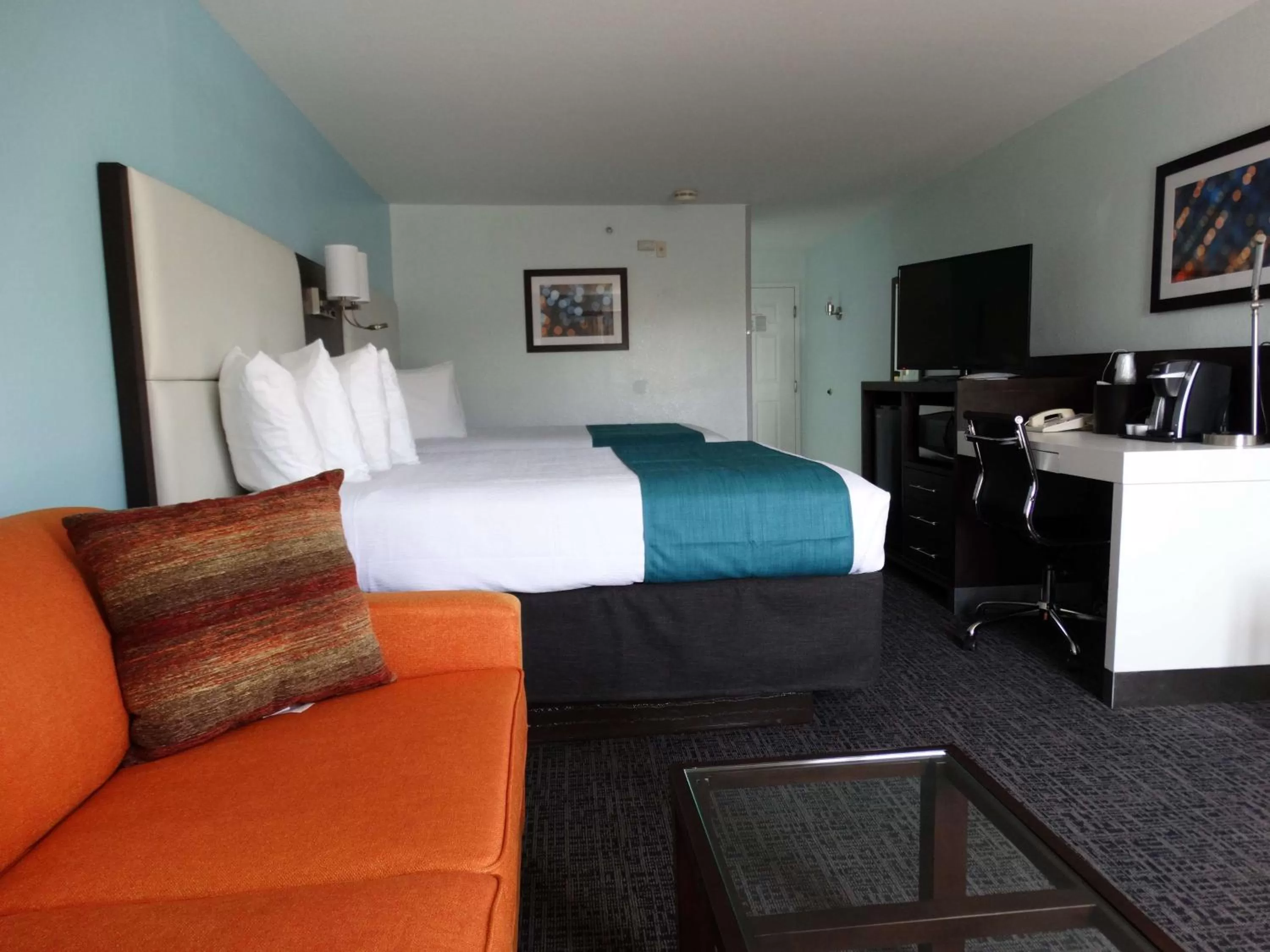 Photo of the whole room, Bed in Best Western Plus Orlando Lake Buena Vista South Inn & Suites