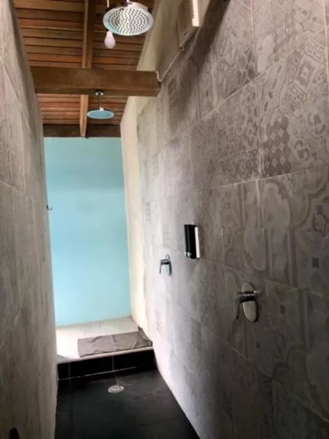 Shower in Captain Goodtimes