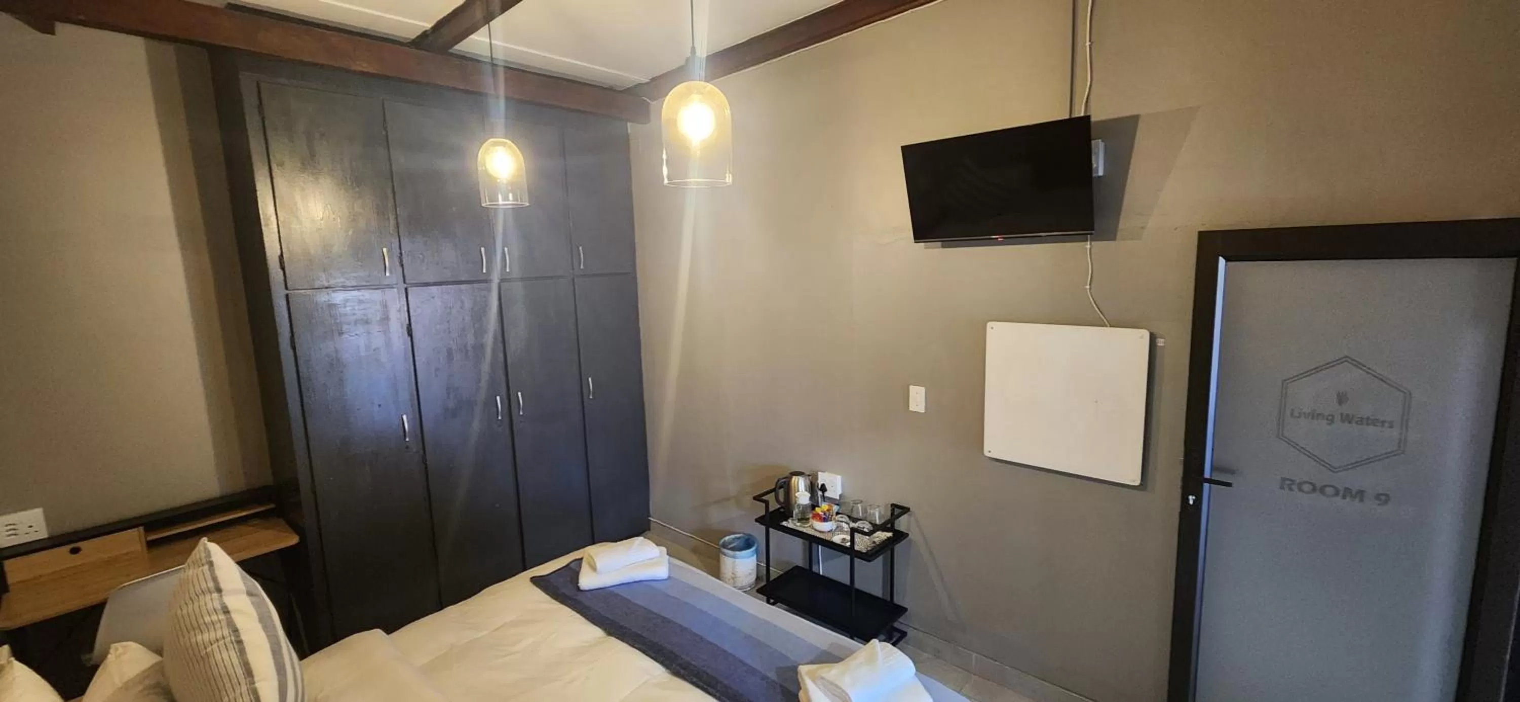 TV and multimedia, Bed in Livingwaters Self-Catering Accommodation